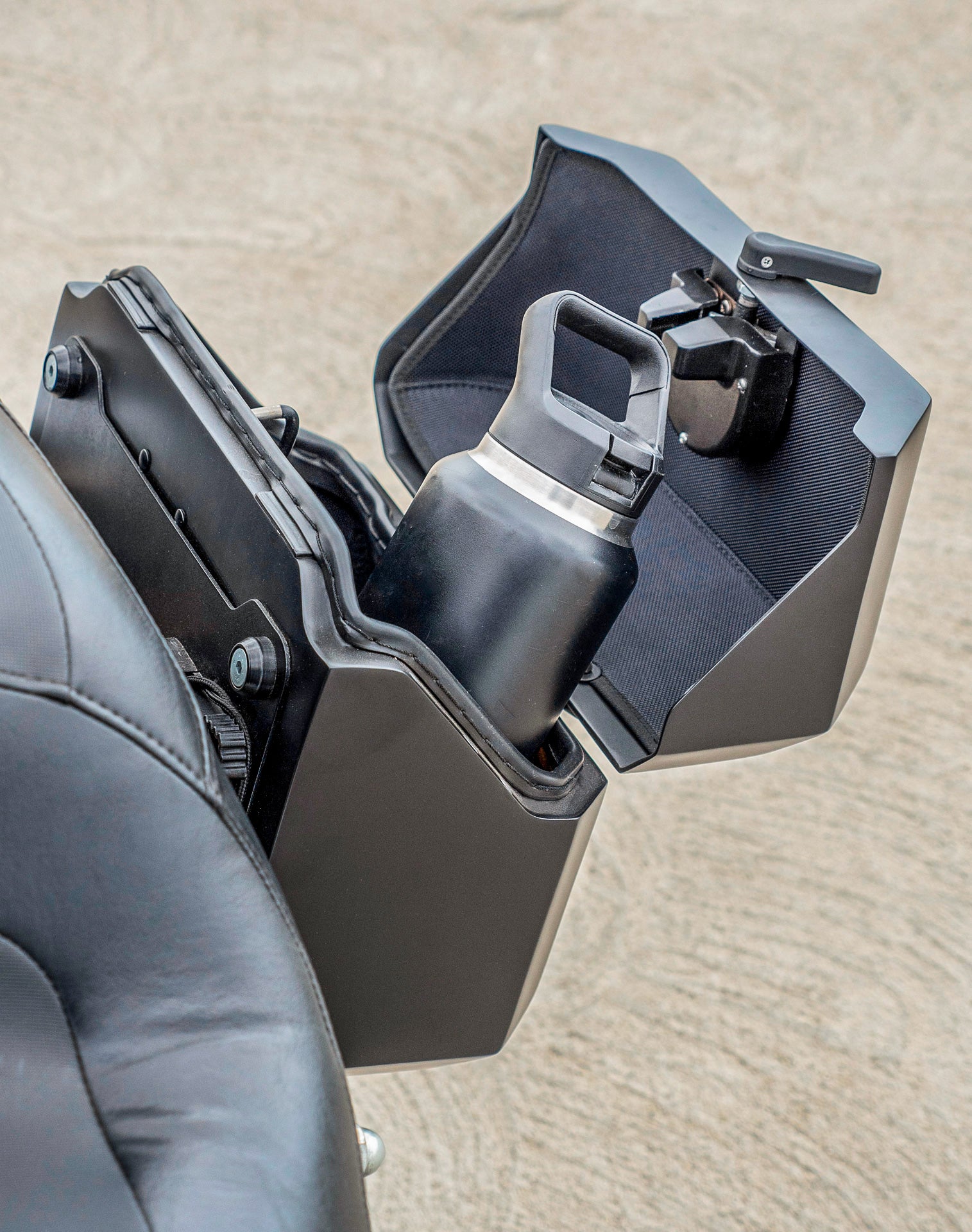 20L - Outlaw Quick-Mount Small Harley Dyna Fat Bob FXDF Matte Hard Saddlebags Life style 3