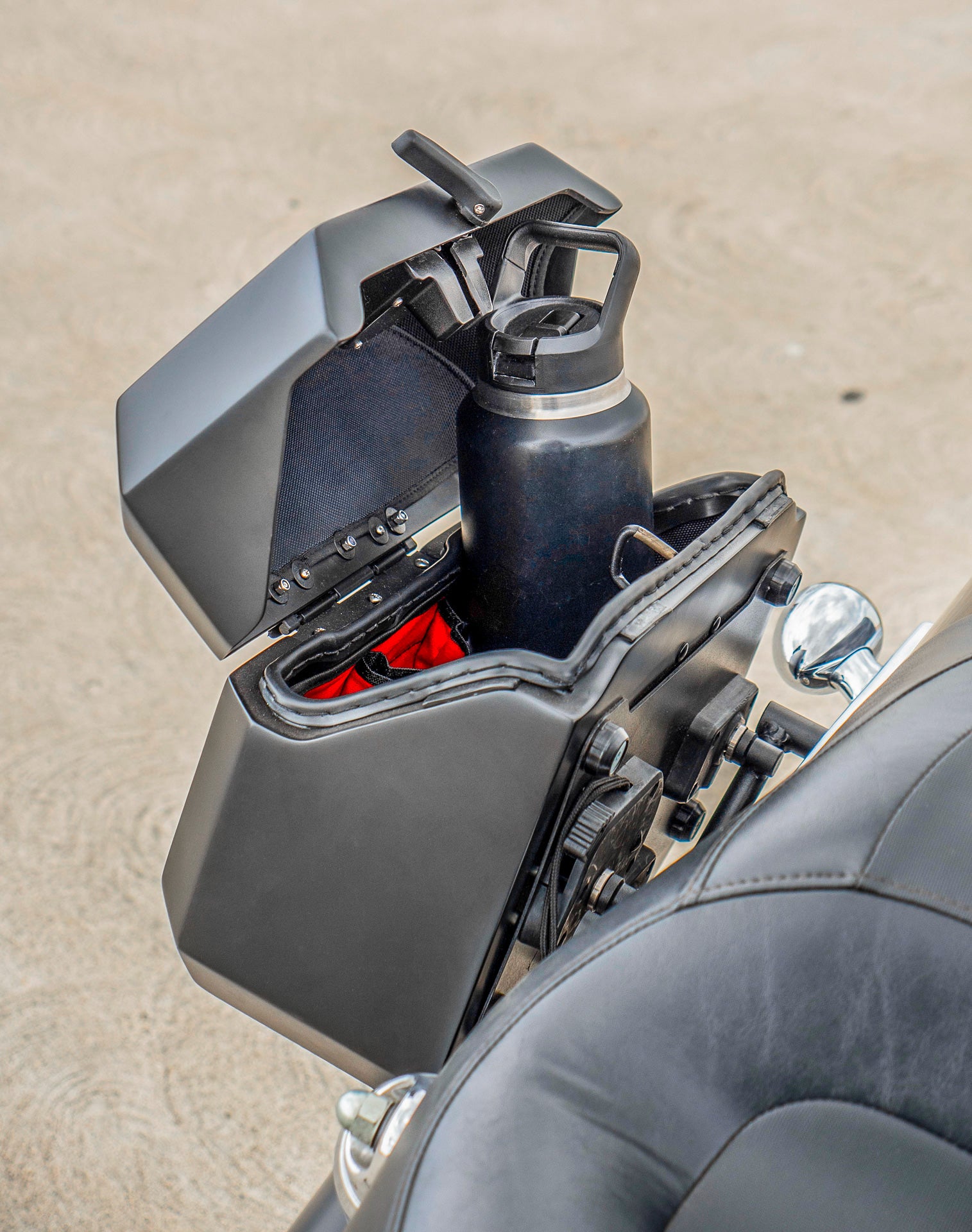 20L - Outlaw Quick-Mount Small Harley Dyna Fat Bob FXDF Matte Hard Saddlebags Life style 4