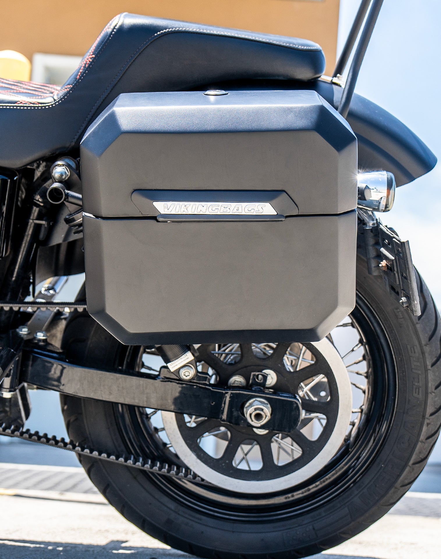 20L - Outlaw Quick-Mount Small Harley Dyna Street Bob FXDB Matte Hard Saddlebags Life style 2