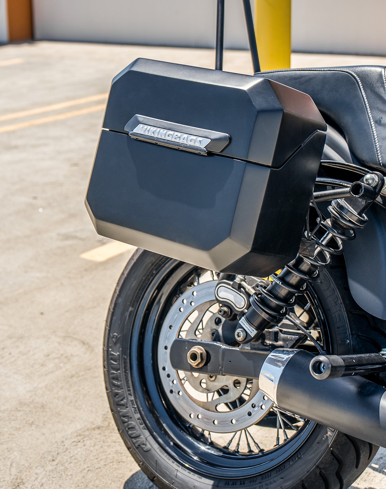 20L - Outlaw Quick-Mount Small Harley Dyna Street Bob FXDB Matte Hard Saddlebags Life style 3