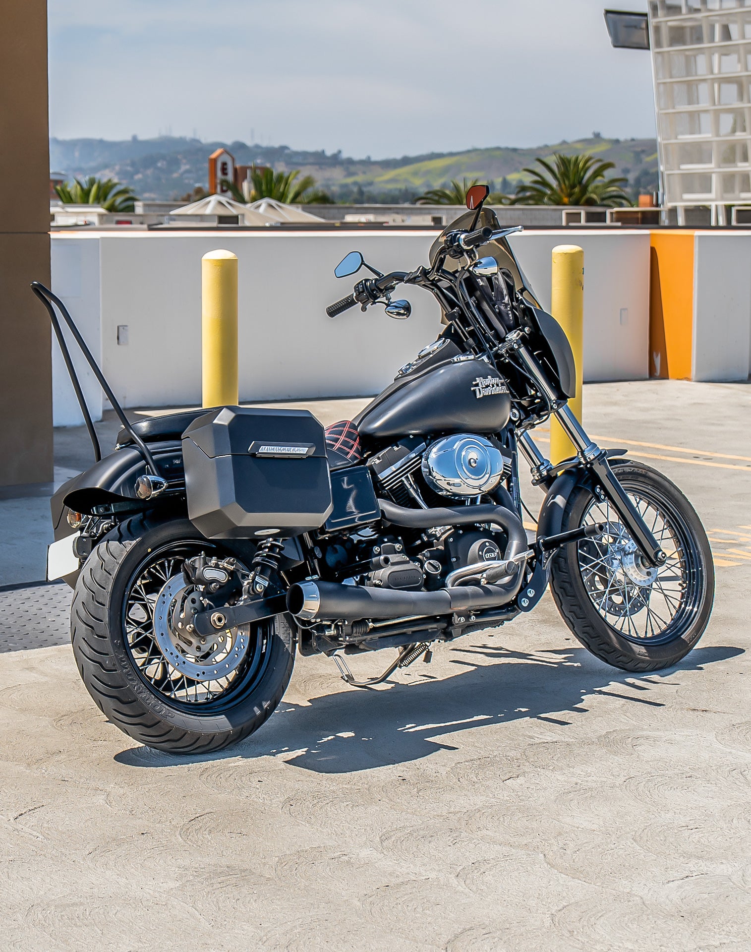 20L - Outlaw Quick-Mount Small Harley Dyna Street Bob FXDB Matte Hard Saddlebags Life style 1