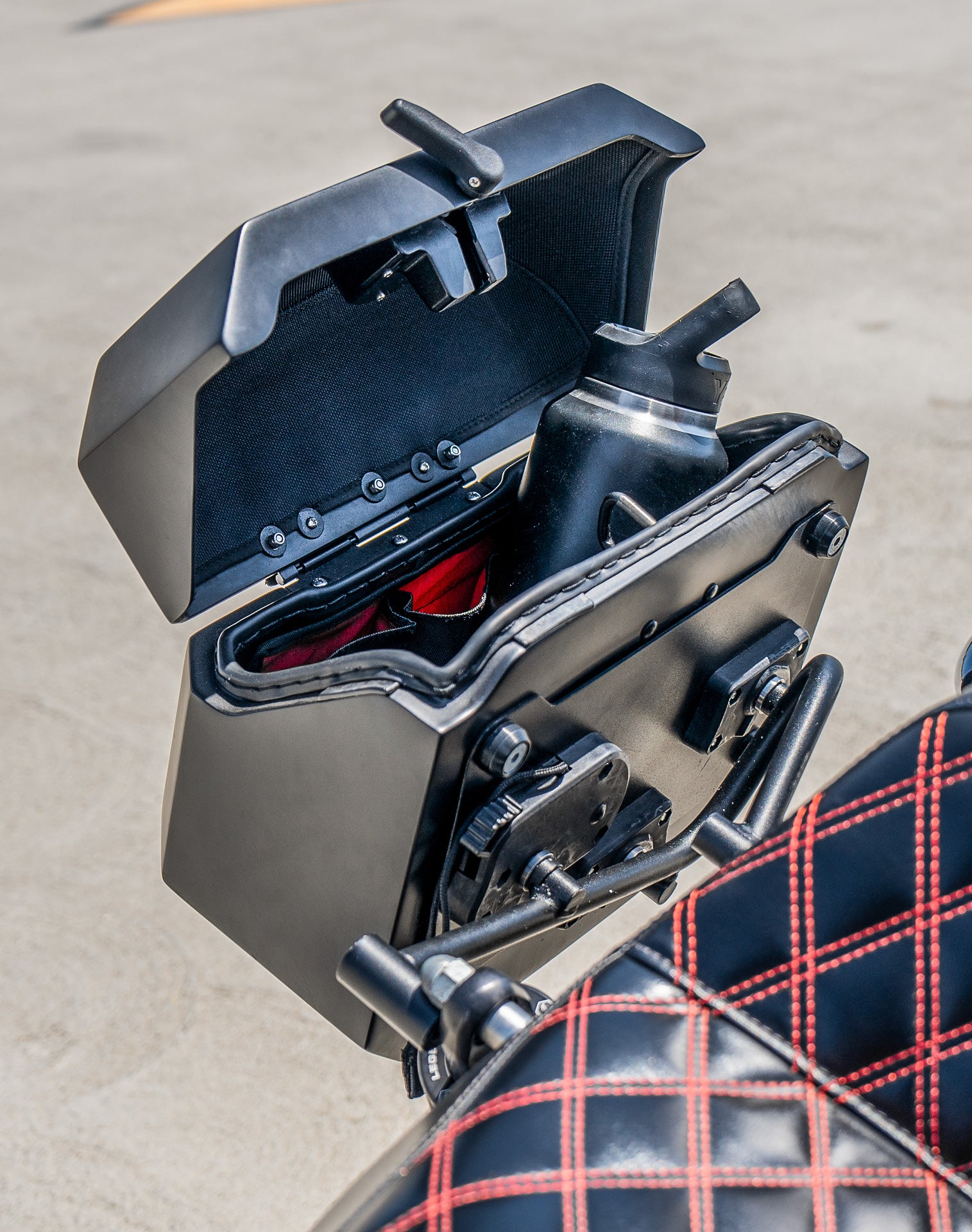 20L - Outlaw Quick-Mount Small Harley Dyna Street Bob FXDB Matte Hard Saddlebags Life style 4