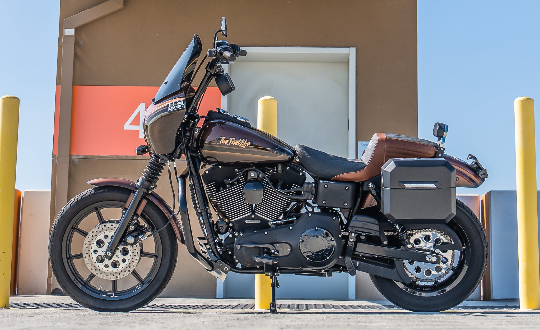 20L - Outlaw Quick-Mount Small Harley Dyna Super Glide FXD Matte Hard Saddlebags Lifestyle @expand