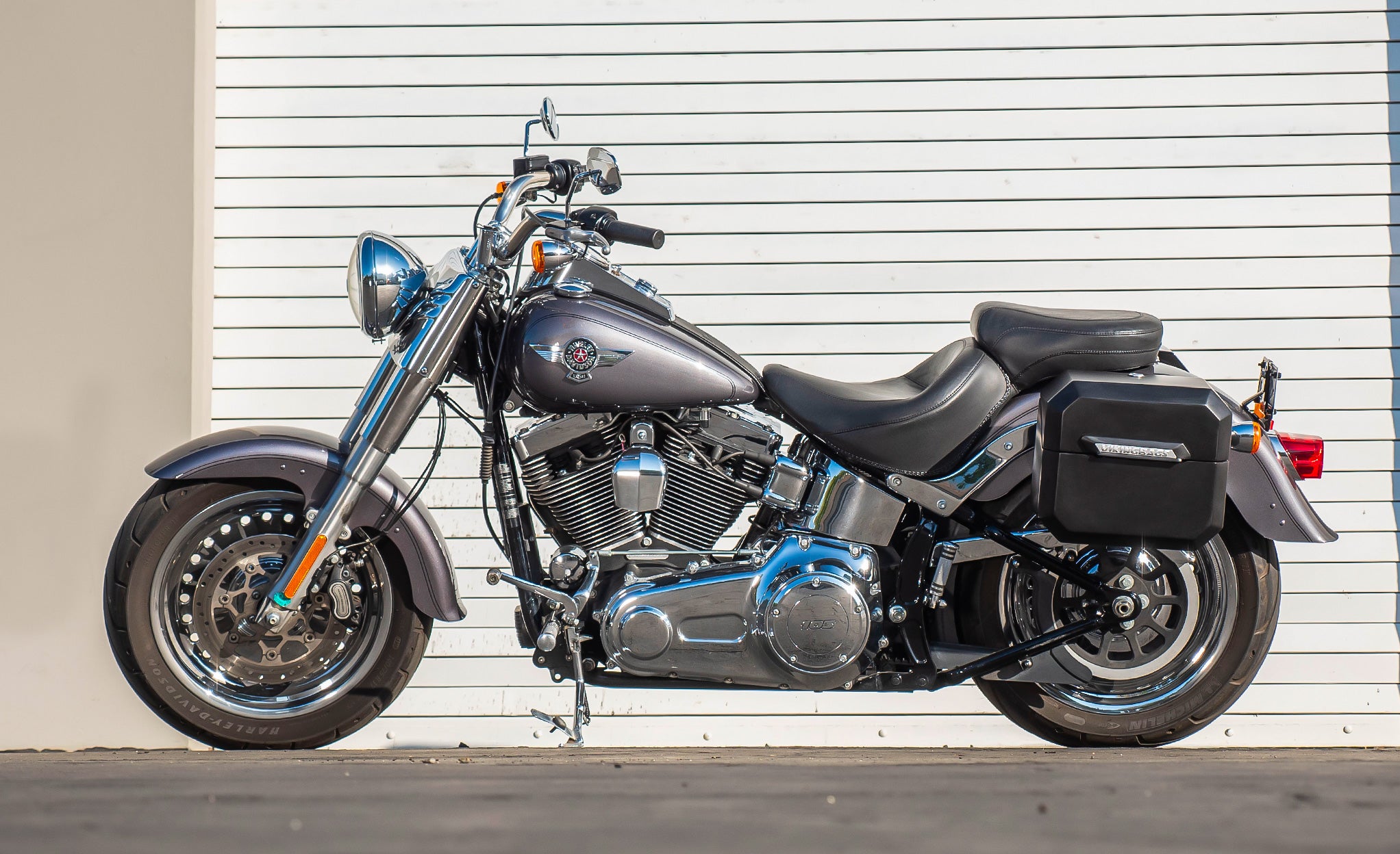 20L - Outlaw Quick-Mount Small Harley Softail Fat Boy FLSTF/I Matte Hard Saddlebags Life Style Photo @expand