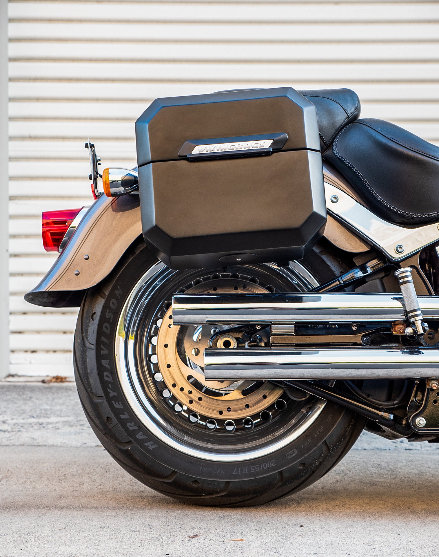 20L - Outlaw Quick-Mount Small Harley Softail Fat Boy FLSTF/I Matte Hard Saddlebags Life style 2