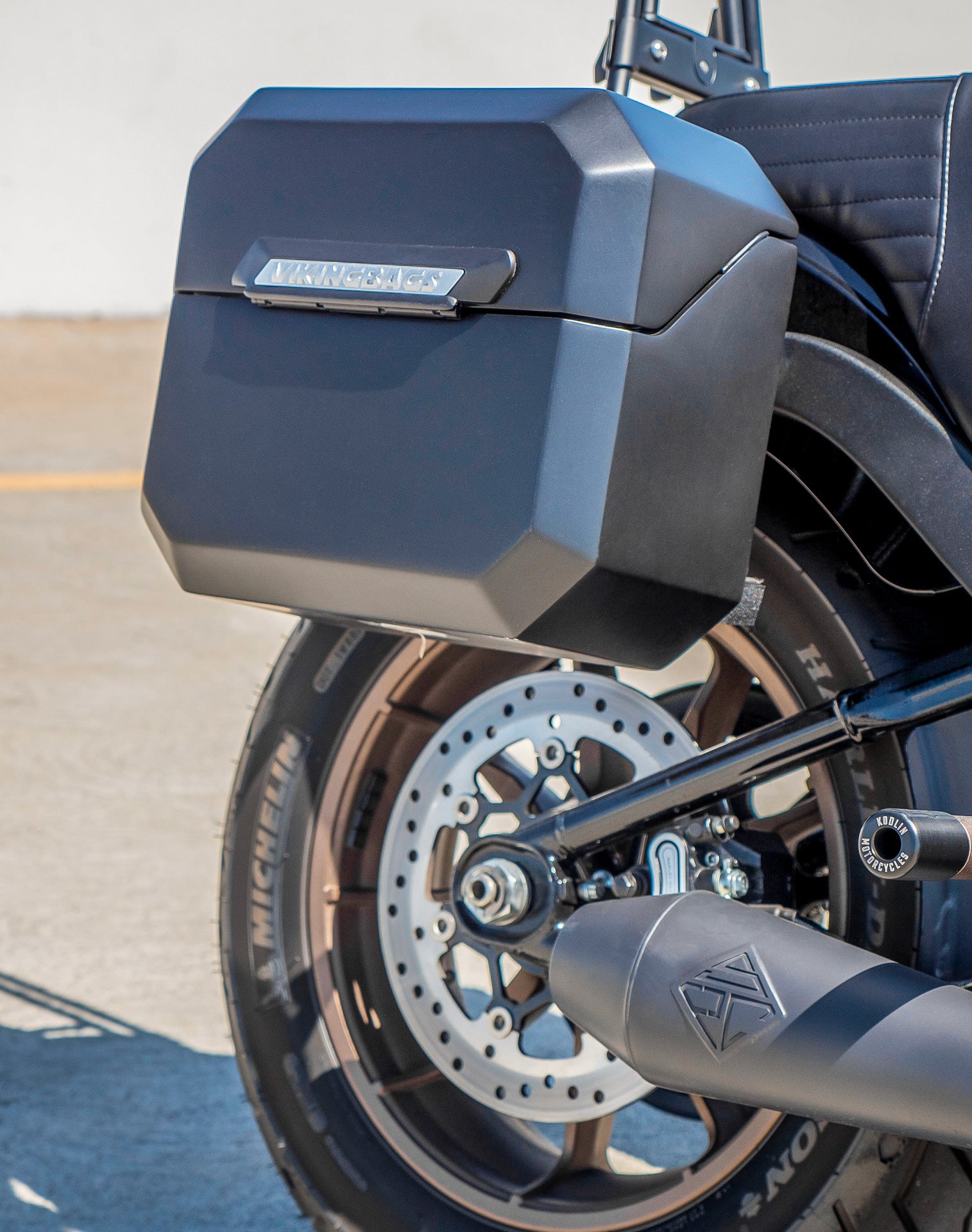 20L - Outlaw Quick-Mount Small Harley Softail Low Rider S FXLRS Matte Hard Saddlebags Life style 3