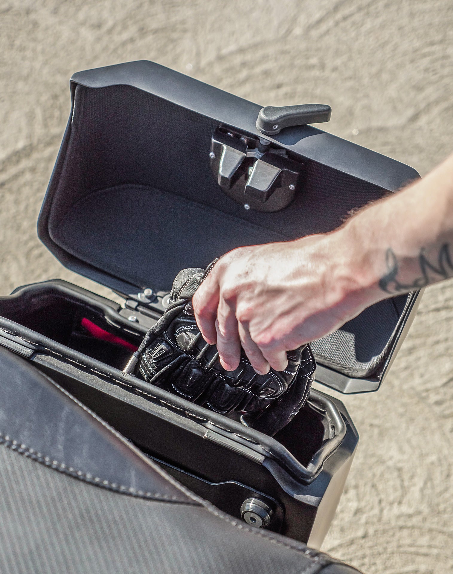 20L - Outlaw Quick-Mount Small Harley Softail Slim FLSL Matte Hard Saddlebags Life style 3