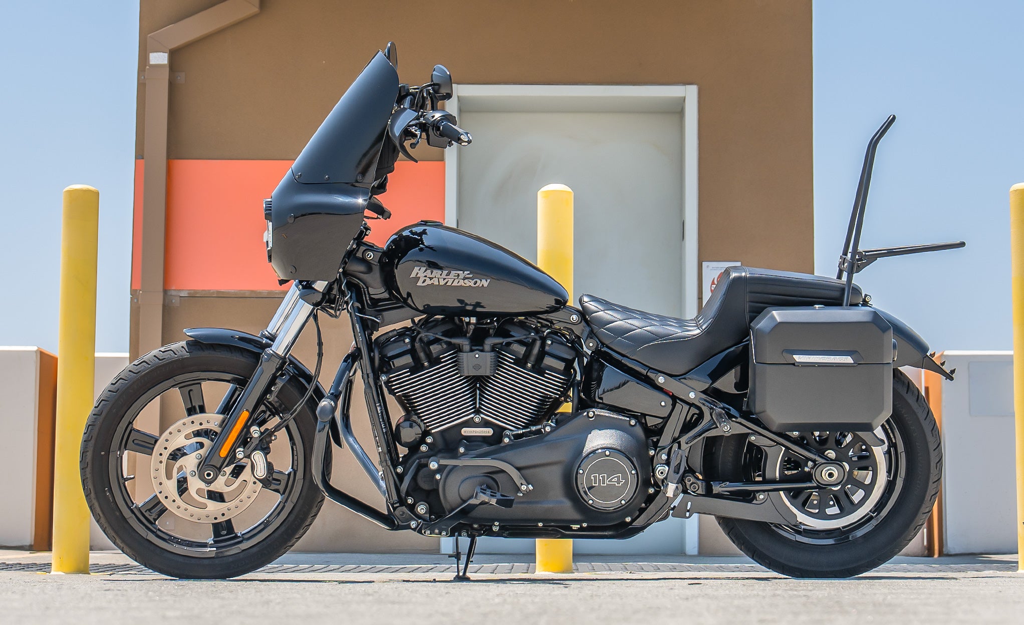 20L - Outlaw Quick-Mount Small Harley Softail Street Bob Matte Hard Saddlebags Life Style Photo @expand