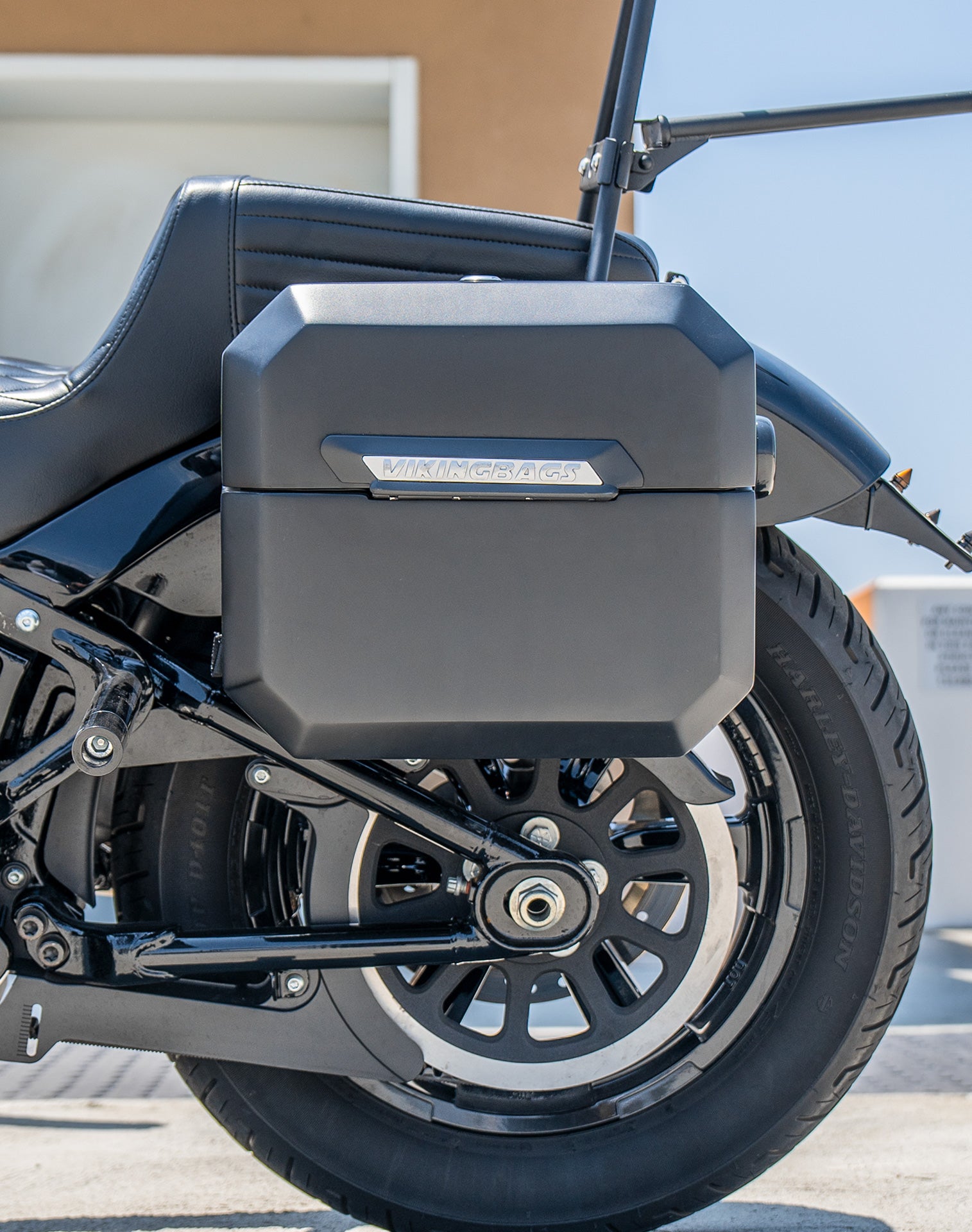 20L - Outlaw Quick-Mount Small Harley Softail Street Bob Matte Hard Saddlebags Life style 2