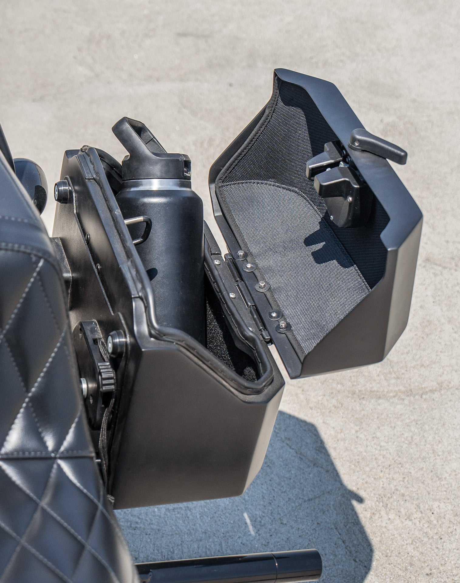 20L - Outlaw Quick-Mount Small Harley Softail Street Bob Matte Hard Saddlebags Life style 3