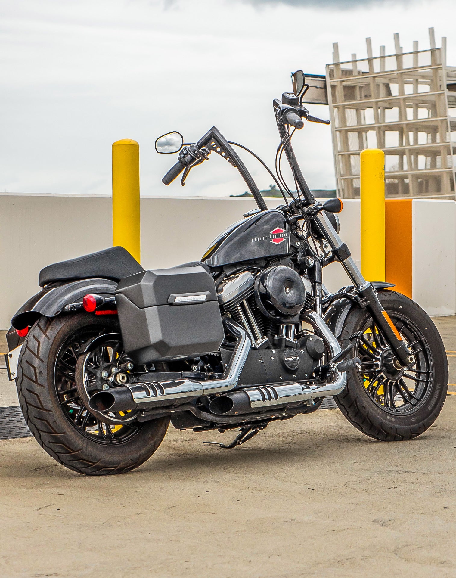 20L - Outlaw Quick-Mount Small Harley Sportster 1200 Custom XL1200C Matte Hard Saddlebags Life style 1