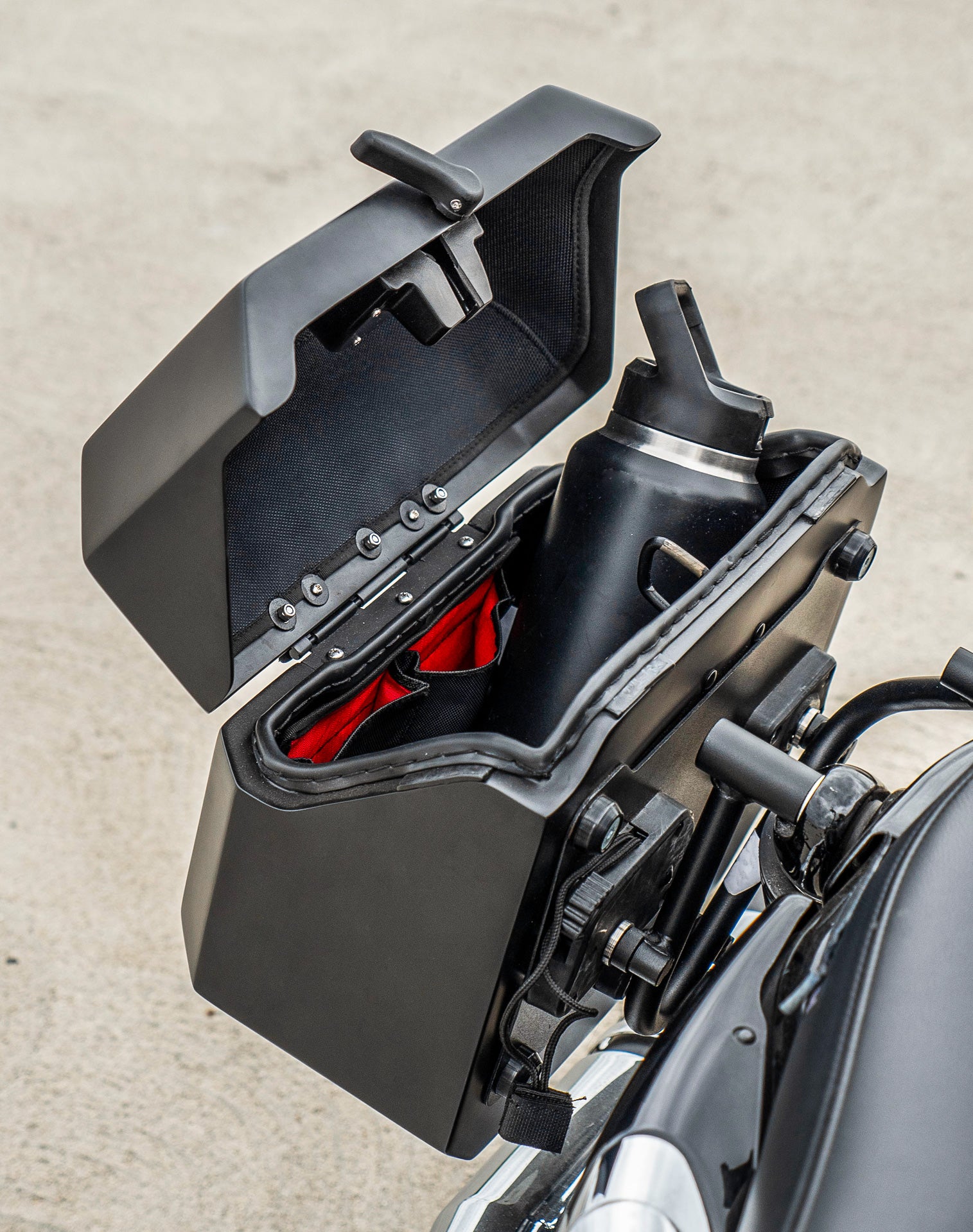 20L - Outlaw Quick-Mount Small Harley Sportster 1200 Custom XL1200C Matte Hard Saddlebags Life style 4