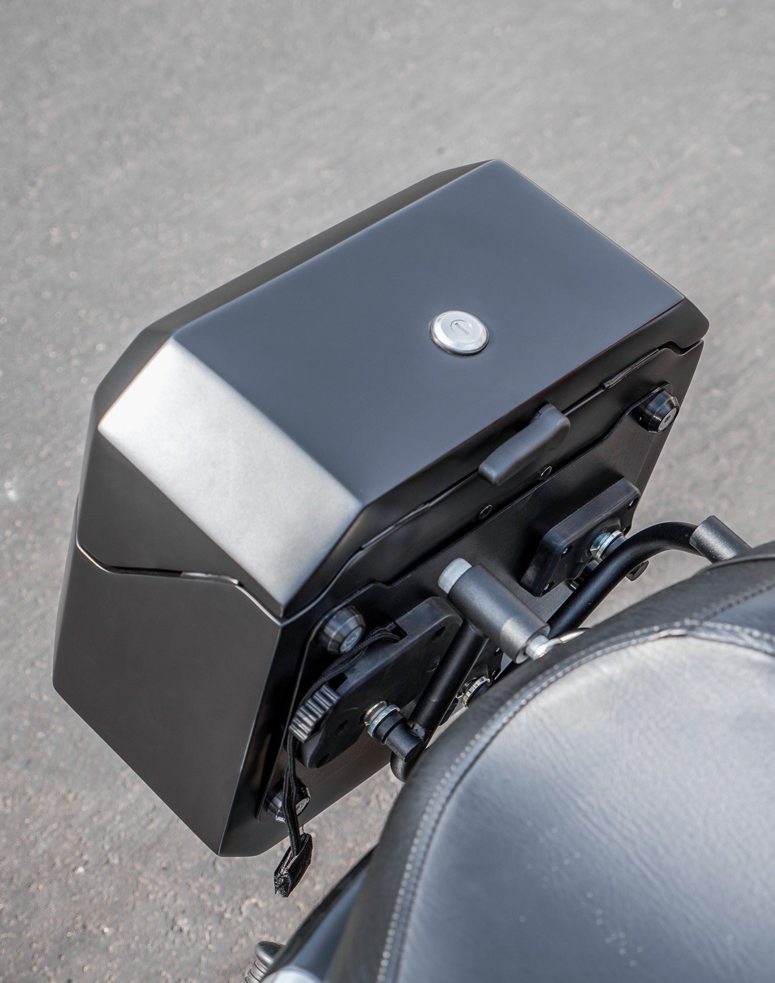 20L - Outlaw Quick-Mount Small Harley Sportster 1200 Low XL1200L Matte Hard Saddlebags Life style 3