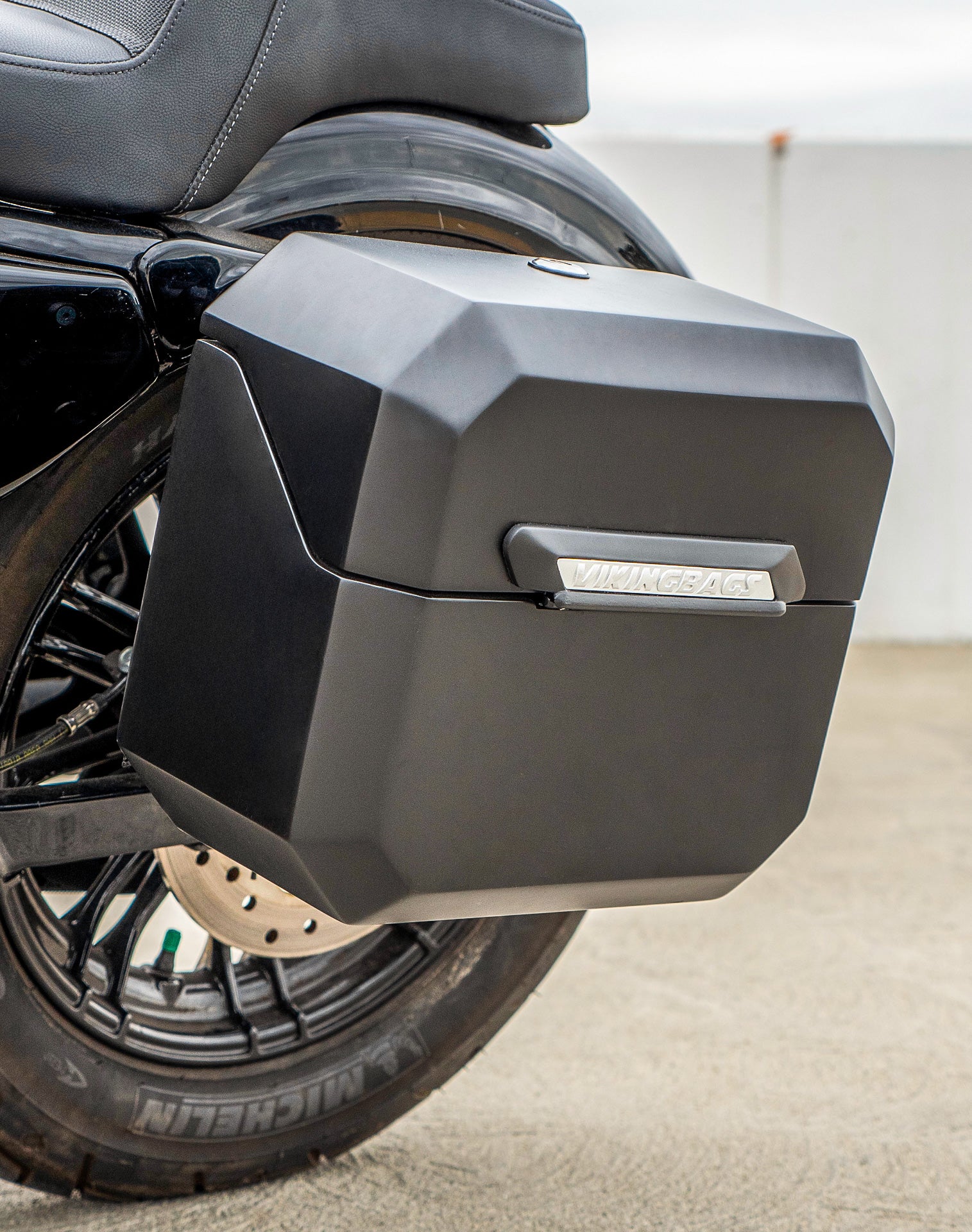 20L - Outlaw Quick-Mount Small Harley Sportster Forty Eight 48 Matte Hard Saddlebags Life style 3