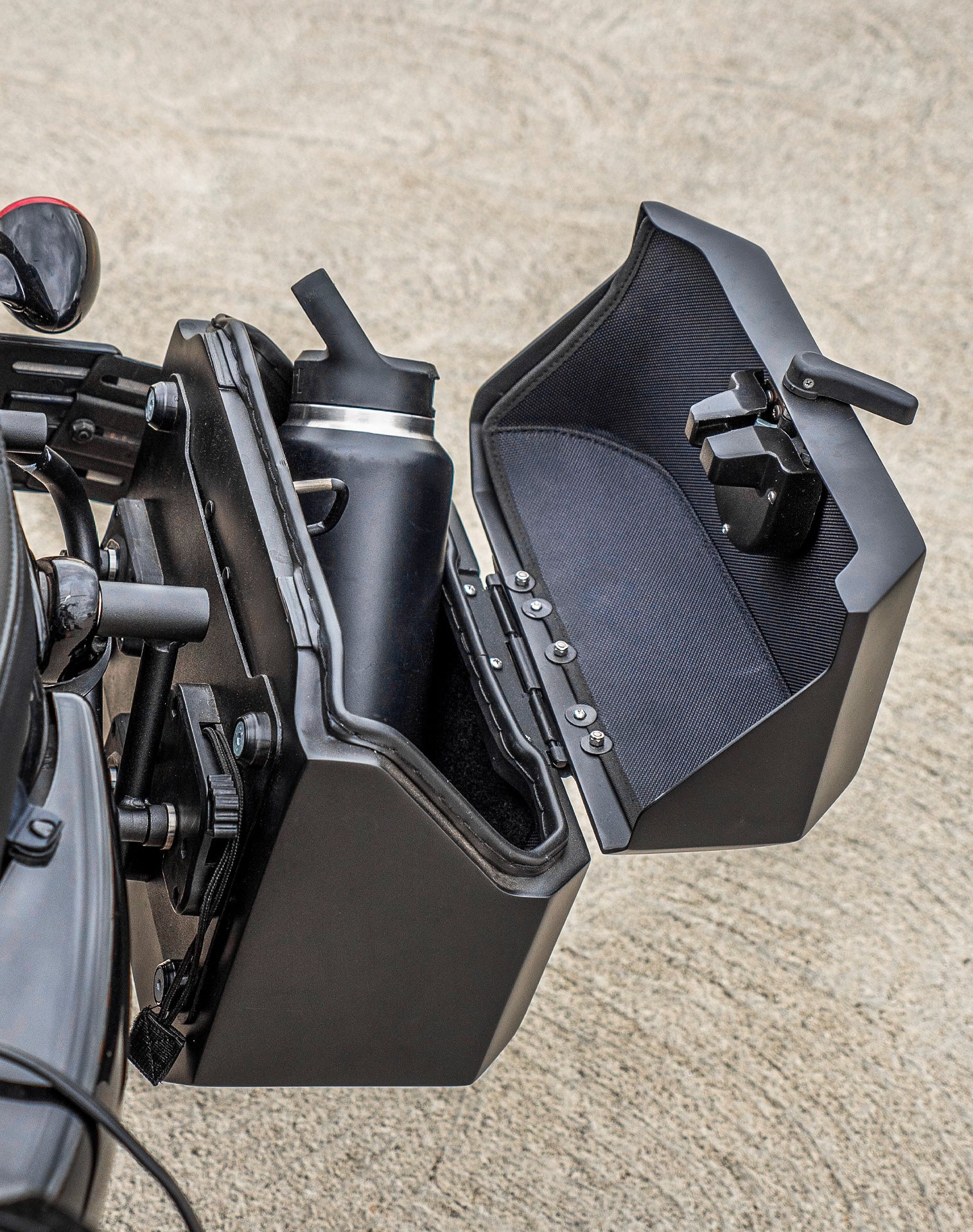 20L - Outlaw Quick-Mount Small Harley Sportster Forty Eight 48 Matte Hard Saddlebags Life style 4