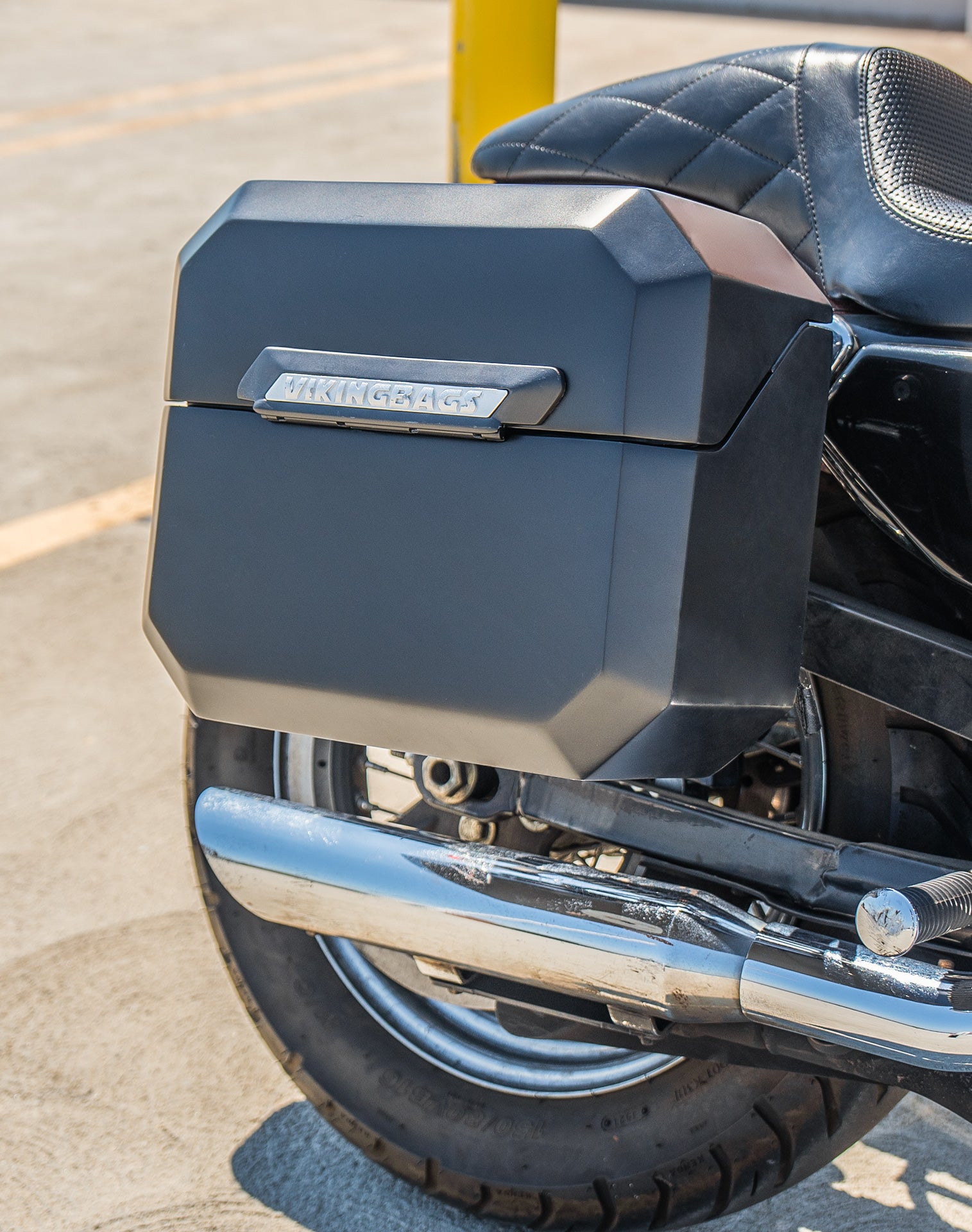 20L - Outlaw Quick-Mount Small Harley Sportster Seventy Two 72 Matte Hard Saddlebags Life style 3