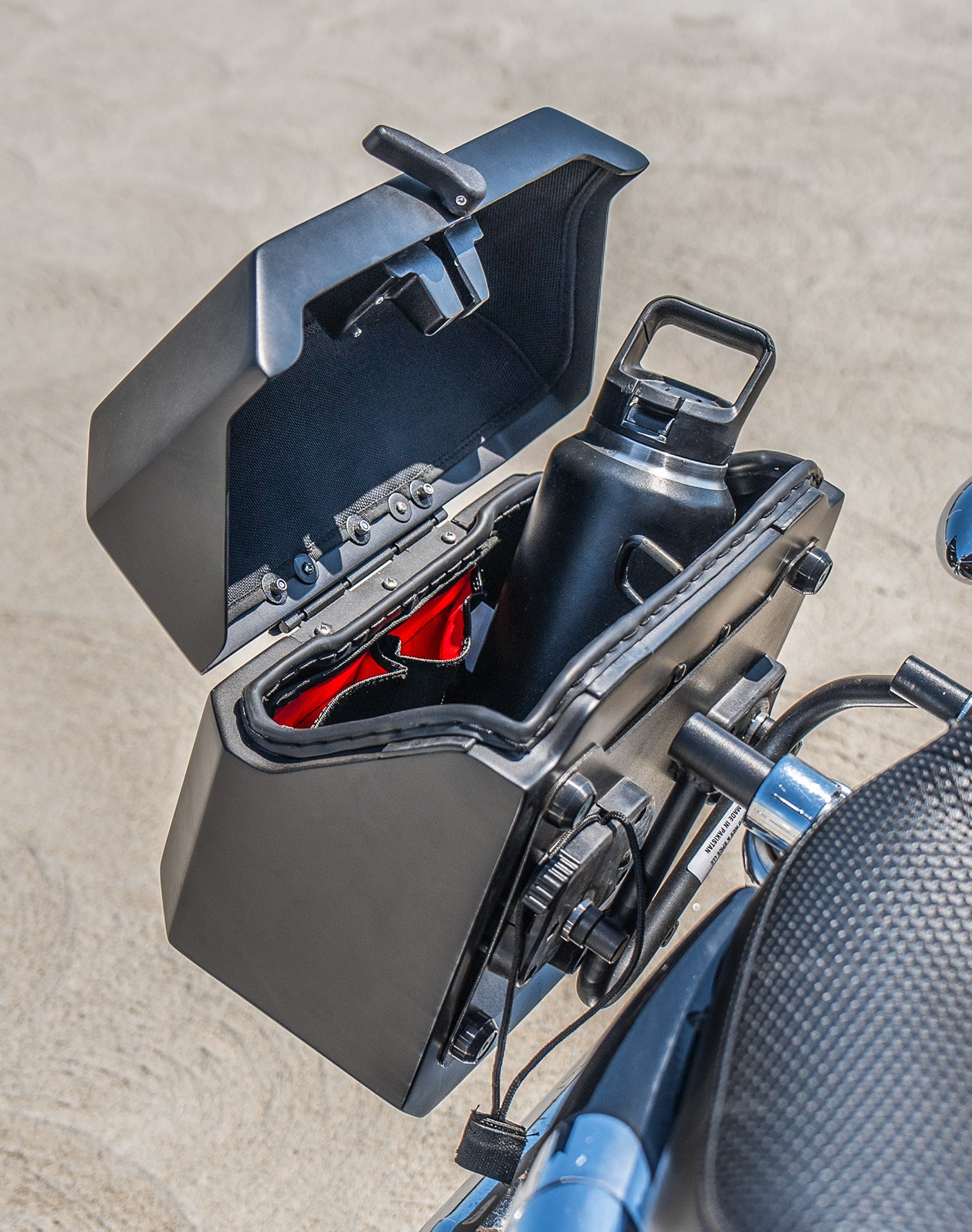 20L - Outlaw Quick-Mount Small Harley Sportster Seventy Two 72 Matte Hard Saddlebags Life style 4