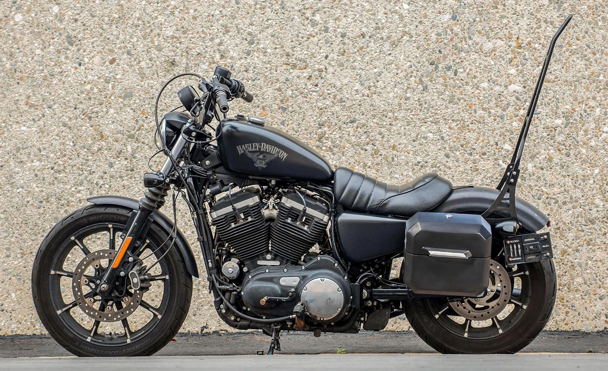 20L - Outlaw Quick-Mount Small Harley Sportster 883 Iron XL883N Matte Hard Saddlebags Lifestyle @expand