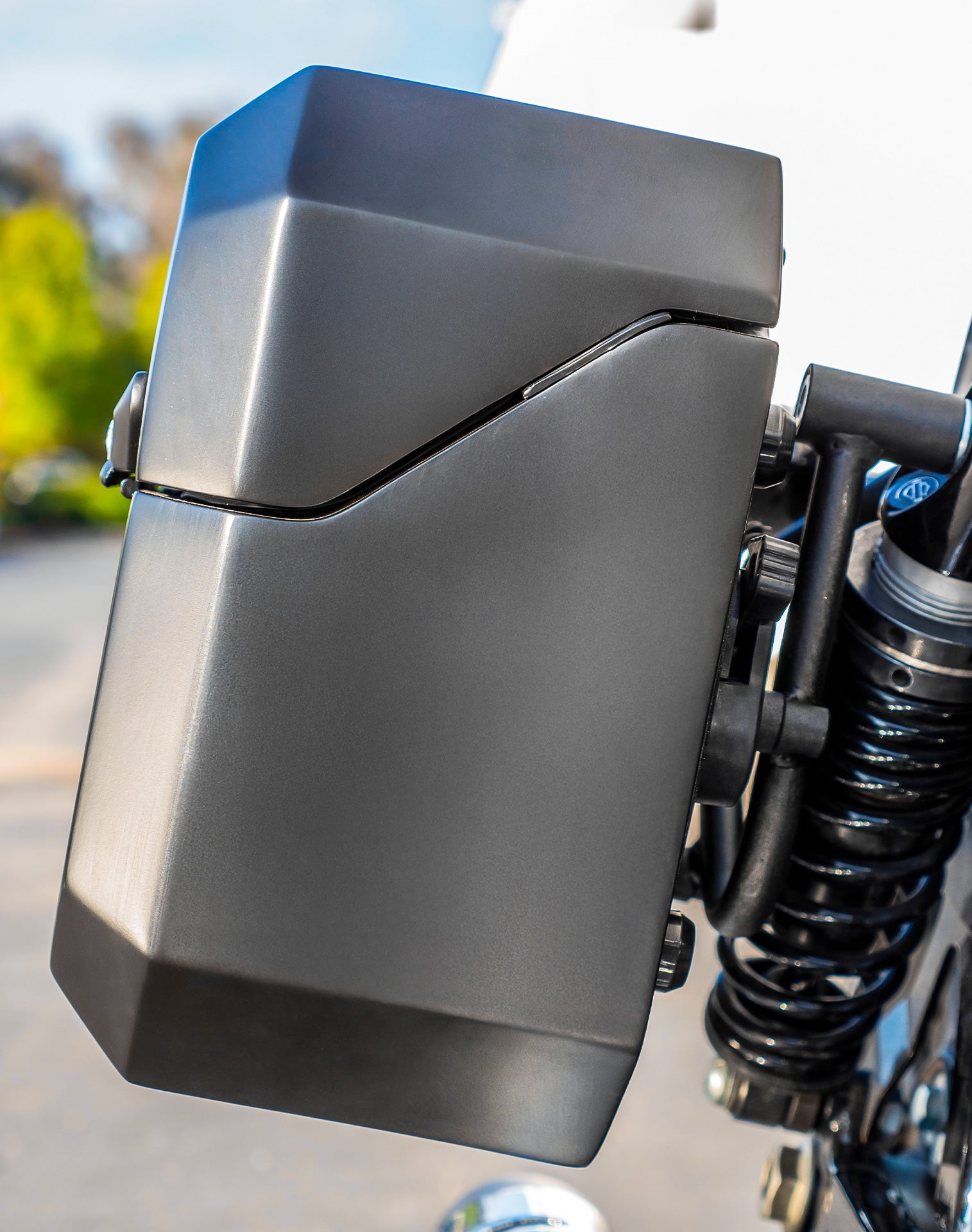 20L - Outlaw Quick-Mount Small Harley Sportster 883 Iron XL883N Matte Hard Saddlebags Lifestyle