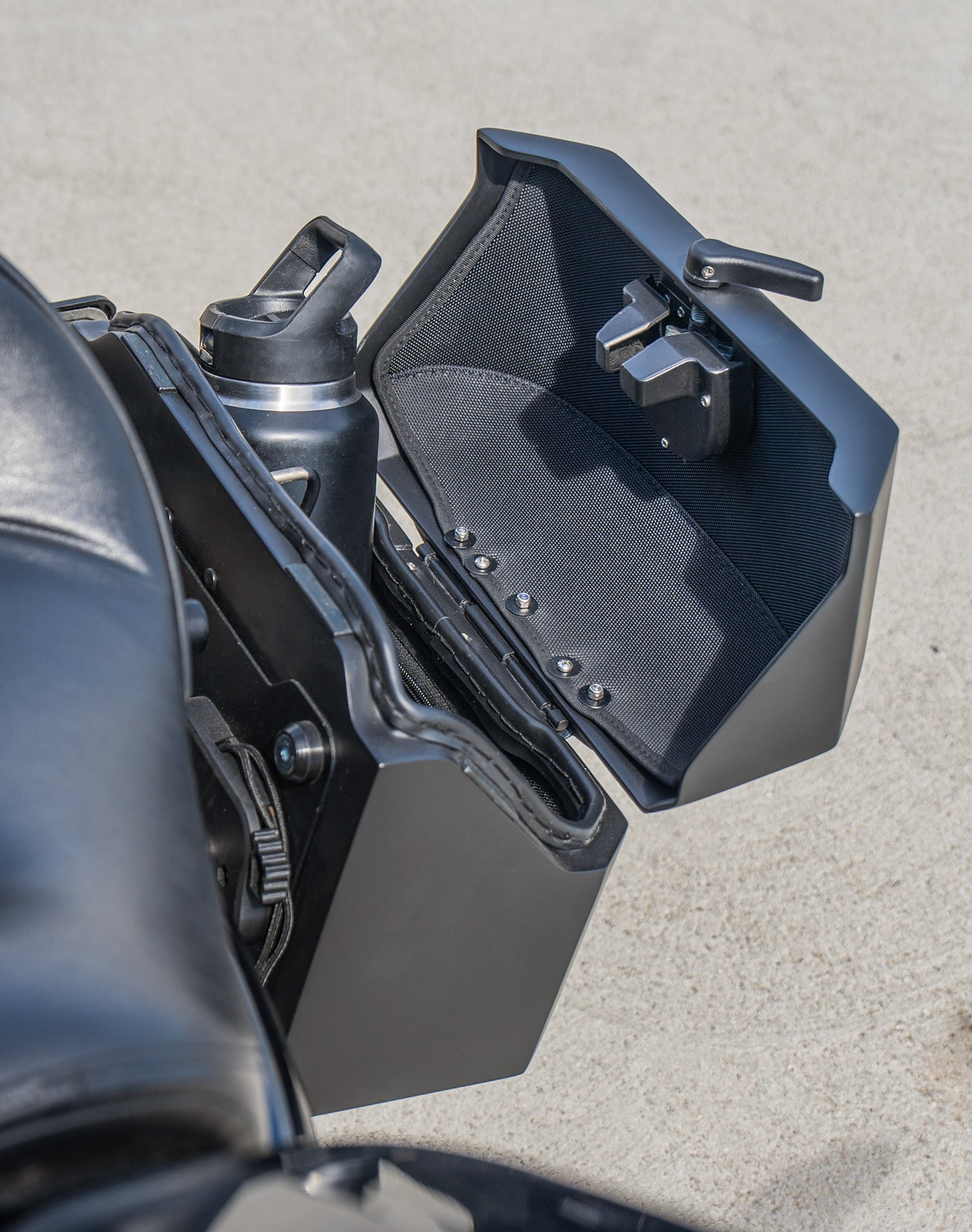 20L - Outlaw Quick-Mount Small Harley Sportster Iron 1200 Matte Hard Saddlebags Lifestyle 4