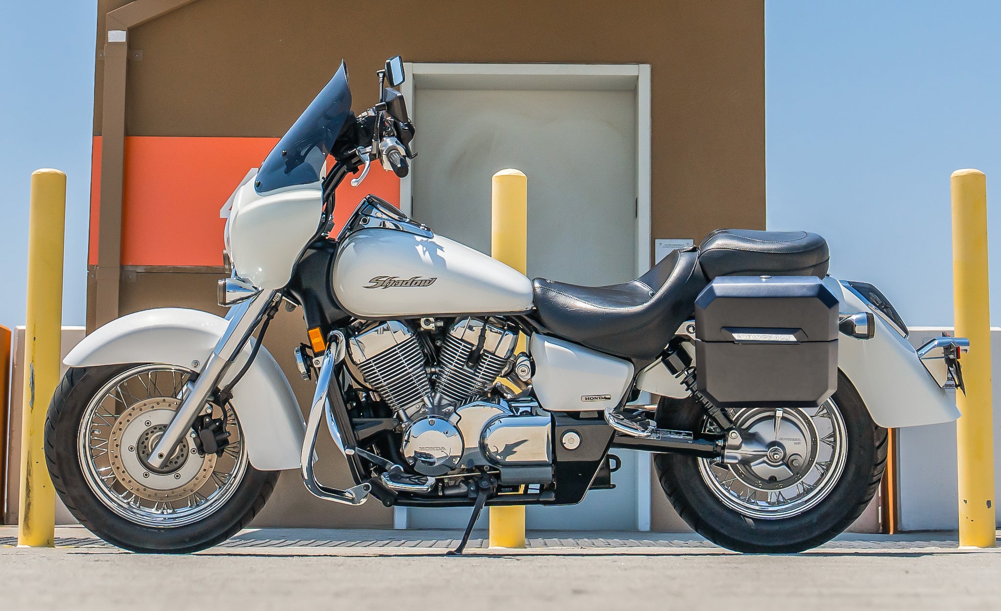 20L - Outlaw Quick-Mount Small Honda 750 Shadow Aero Matte Hard Saddlebags Life Style Photo @expand