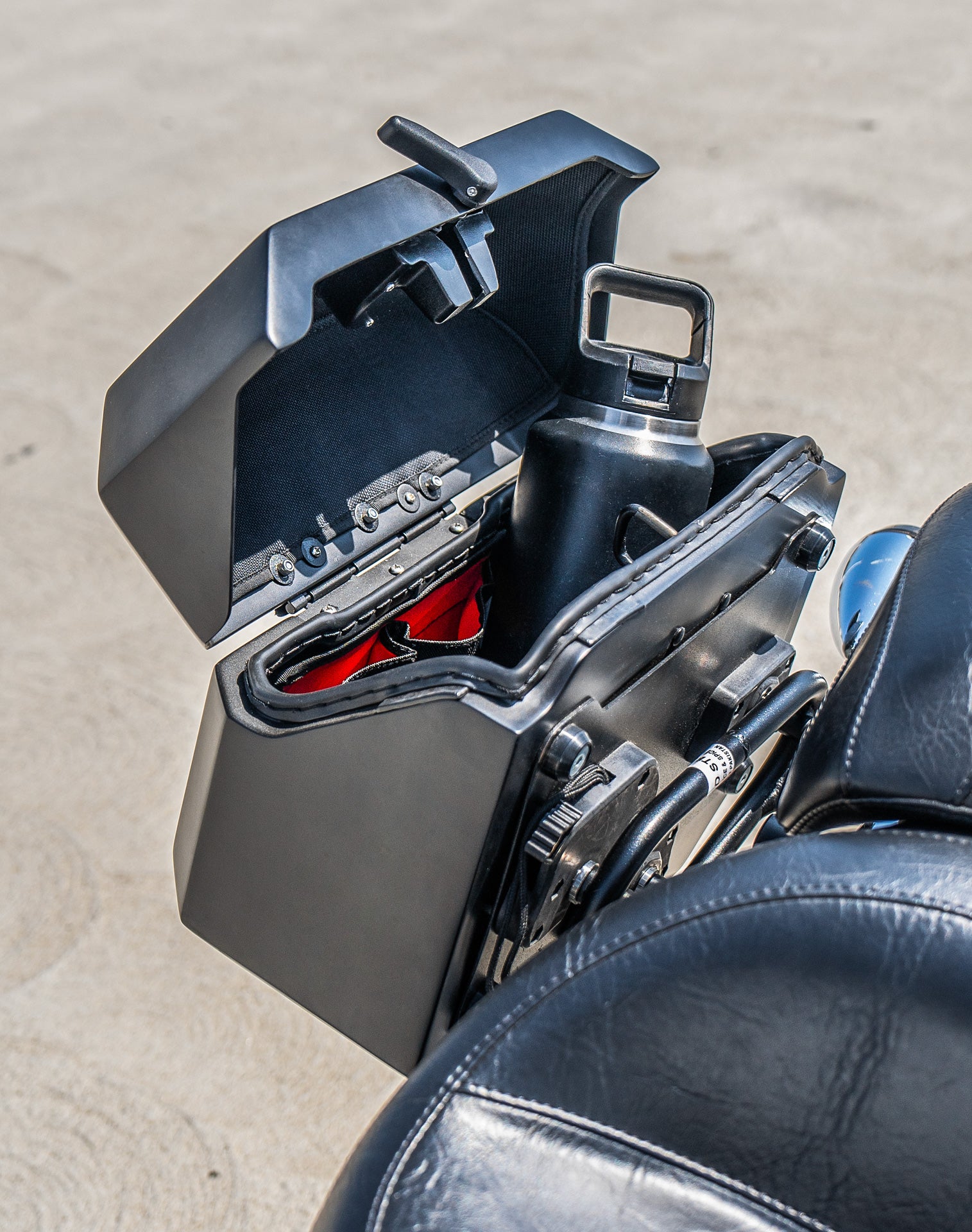 20L - Outlaw Quick-Mount Small Honda 750 Shadow Aero Matte Hard Saddlebags Life style 4