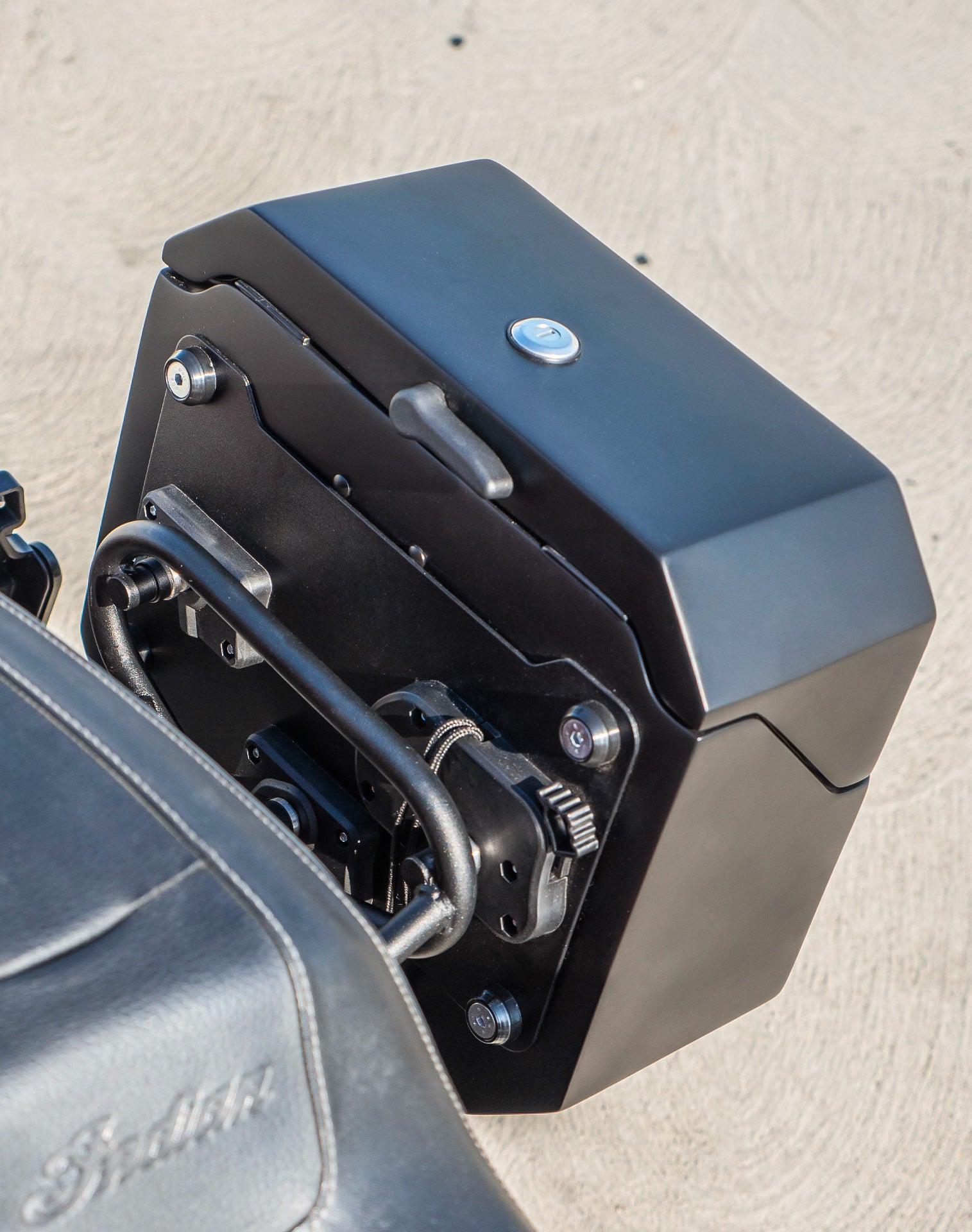 20L - Outlaw Quick-Mount Small Indian Chief Bobber Matte Hard Saddlebags Life style 3