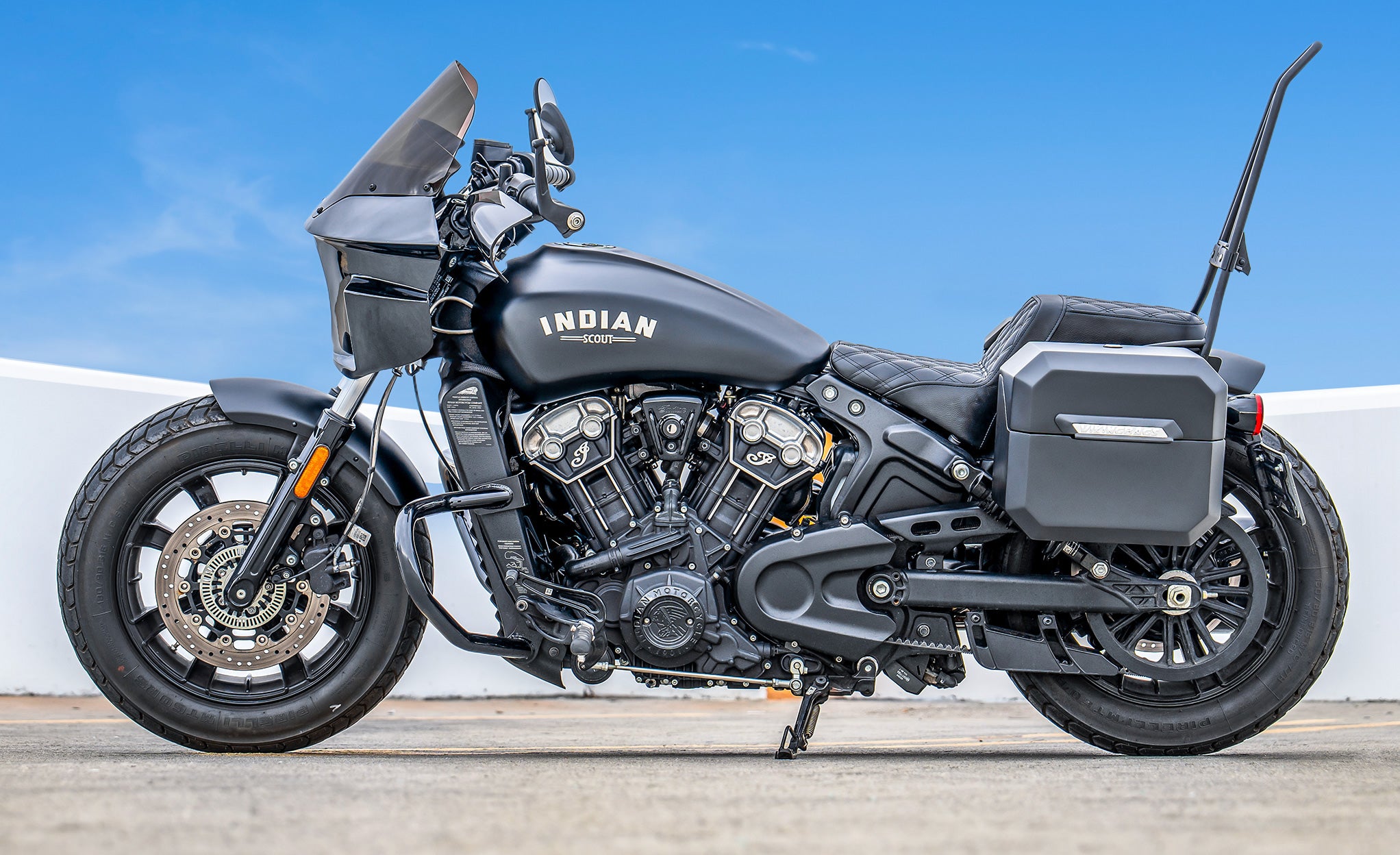 20L - Outlaw Quick-Mount Small Indian Scout Bobber Sixty Matte Hard Saddlebags Lifestyle @expand
