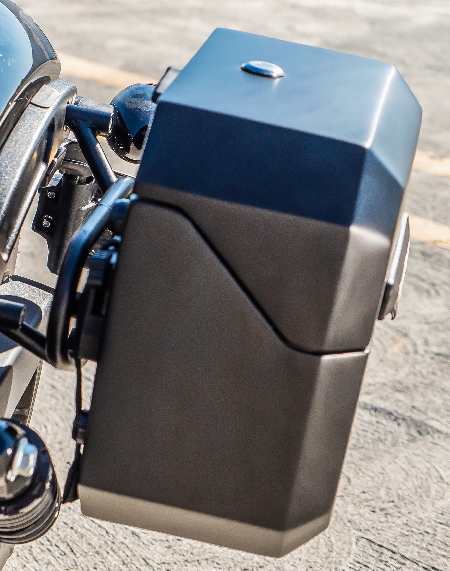 20L - Outlaw Quick-Mount Small Indian Scout Bobber Twenty Matte Hard Saddlebags Life style 3