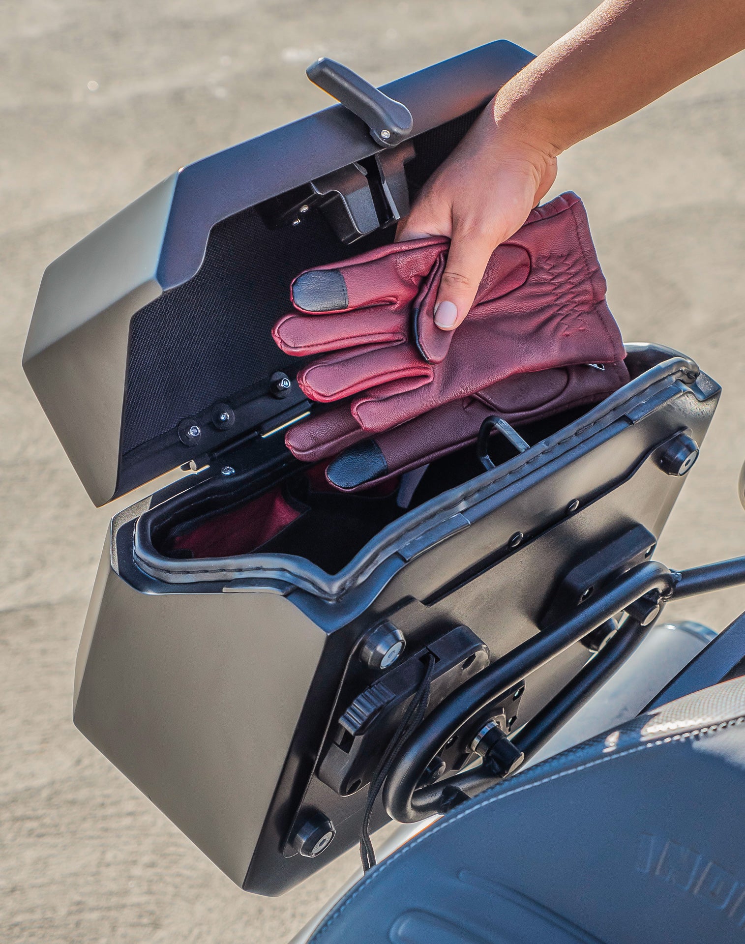 20L - Outlaw Quick-Mount Small Indian Scout Rogue Sixty Matte Hard Saddlebags Life style 4