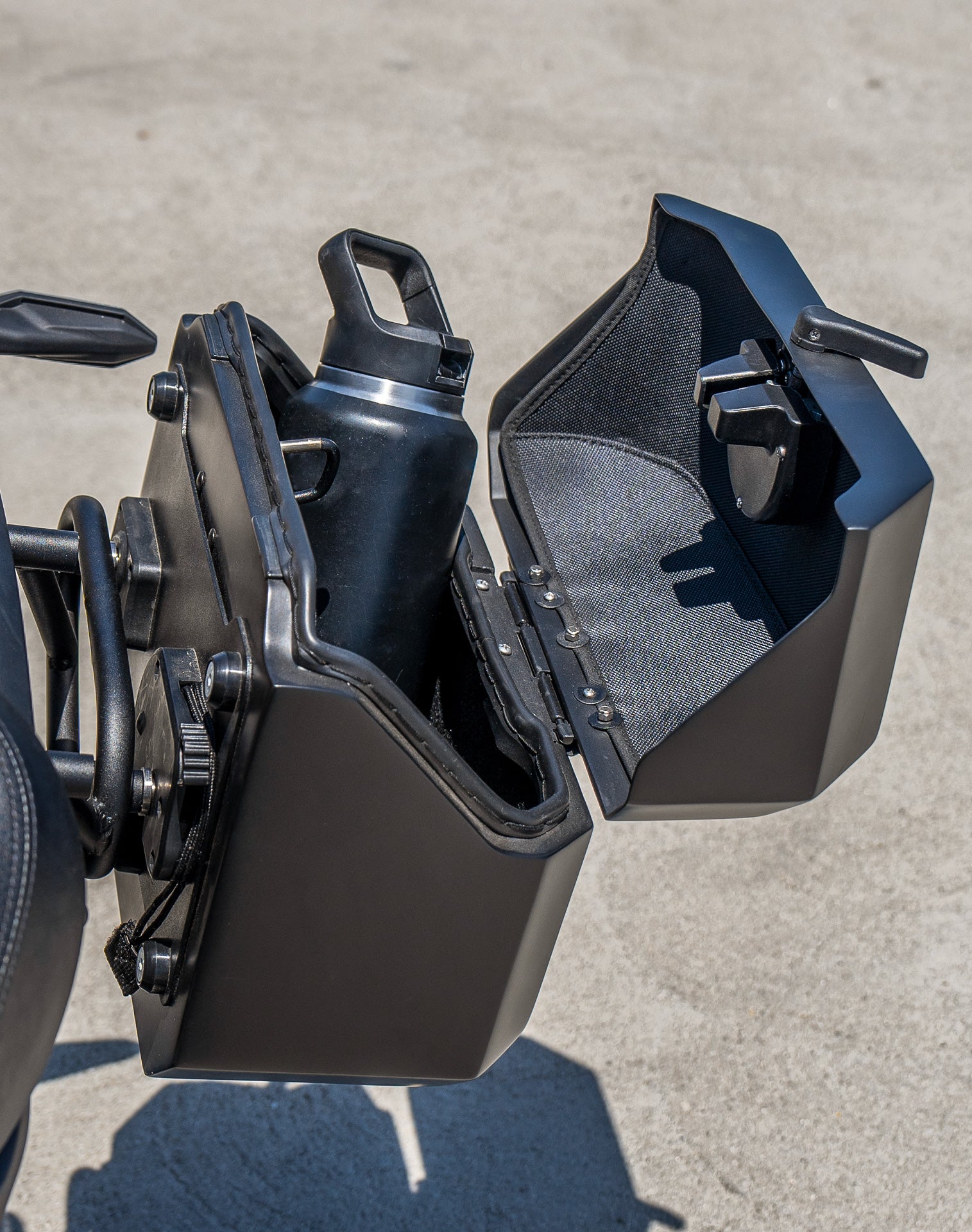 20L - Outlaw Quick-Mount Small Kawasaki Eliminator 450 Matte Hard Saddlebags Life style 3