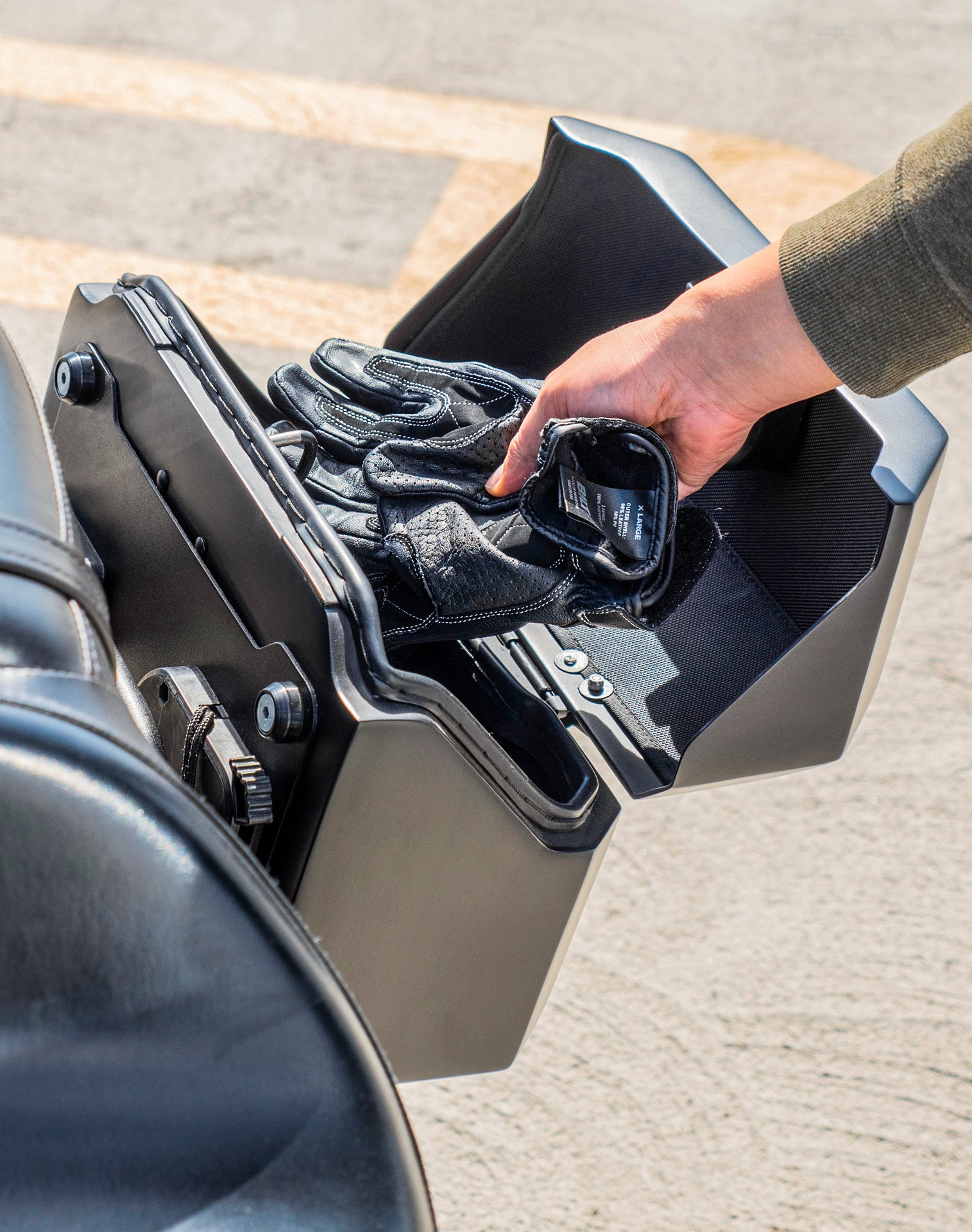 20L - Outlaw Quick-Mount Small Kawasaki Vulcan 900 Classic VN900 Matte Hard Saddlebags Life style 4