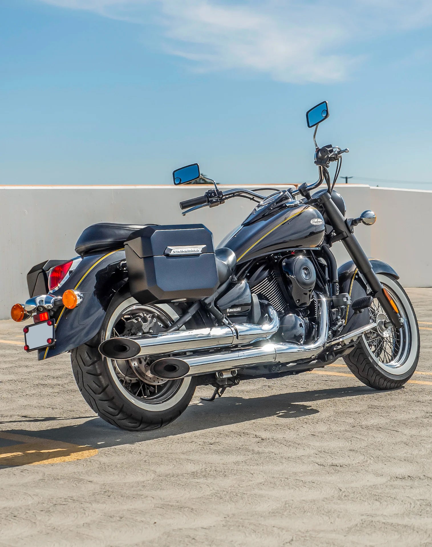 20L - Outlaw Quick-Mount Small Kawasaki Vulcan 900 Classic VN900 Matte Hard Saddlebags Life style 1