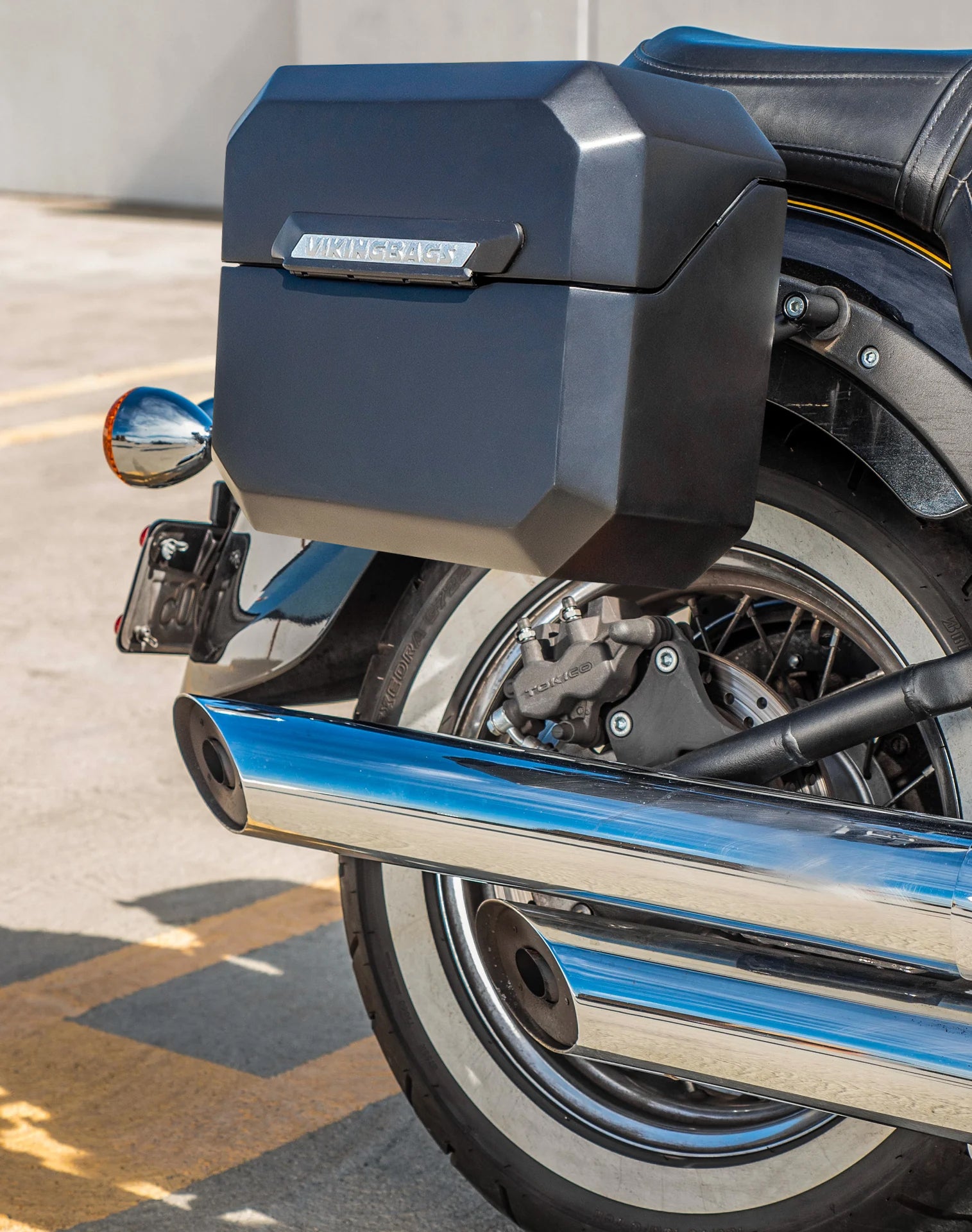 20L - Outlaw Quick-Mount Small Kawasaki Vulcan 900 Classic VN900 Matte Hard Saddlebags Life style 3