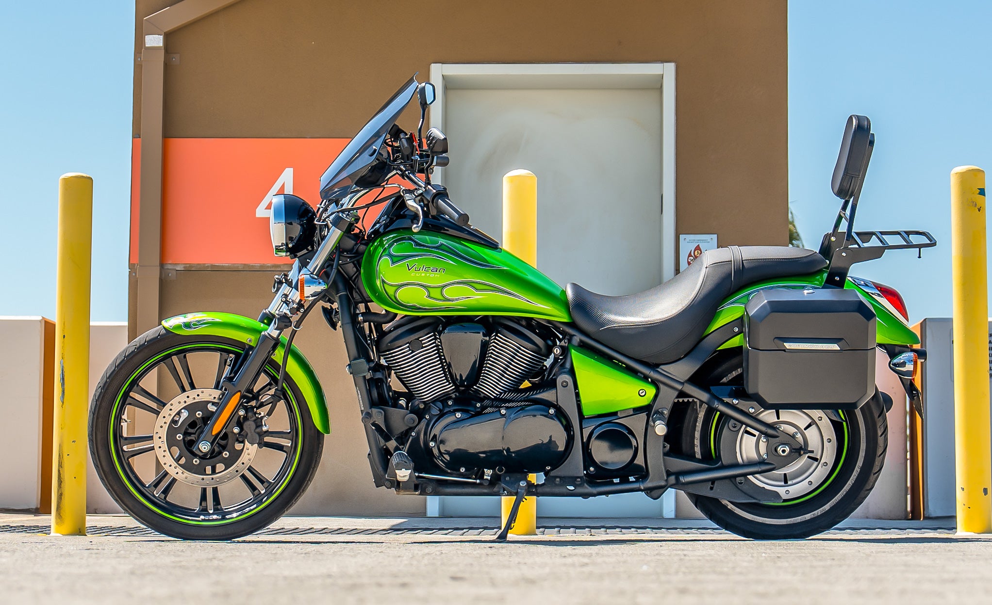 20L - Outlaw Quick-Mount Small Kawasaki Vulcan 900 Custom Matte Hard Saddlebags Life Style Photo @expand