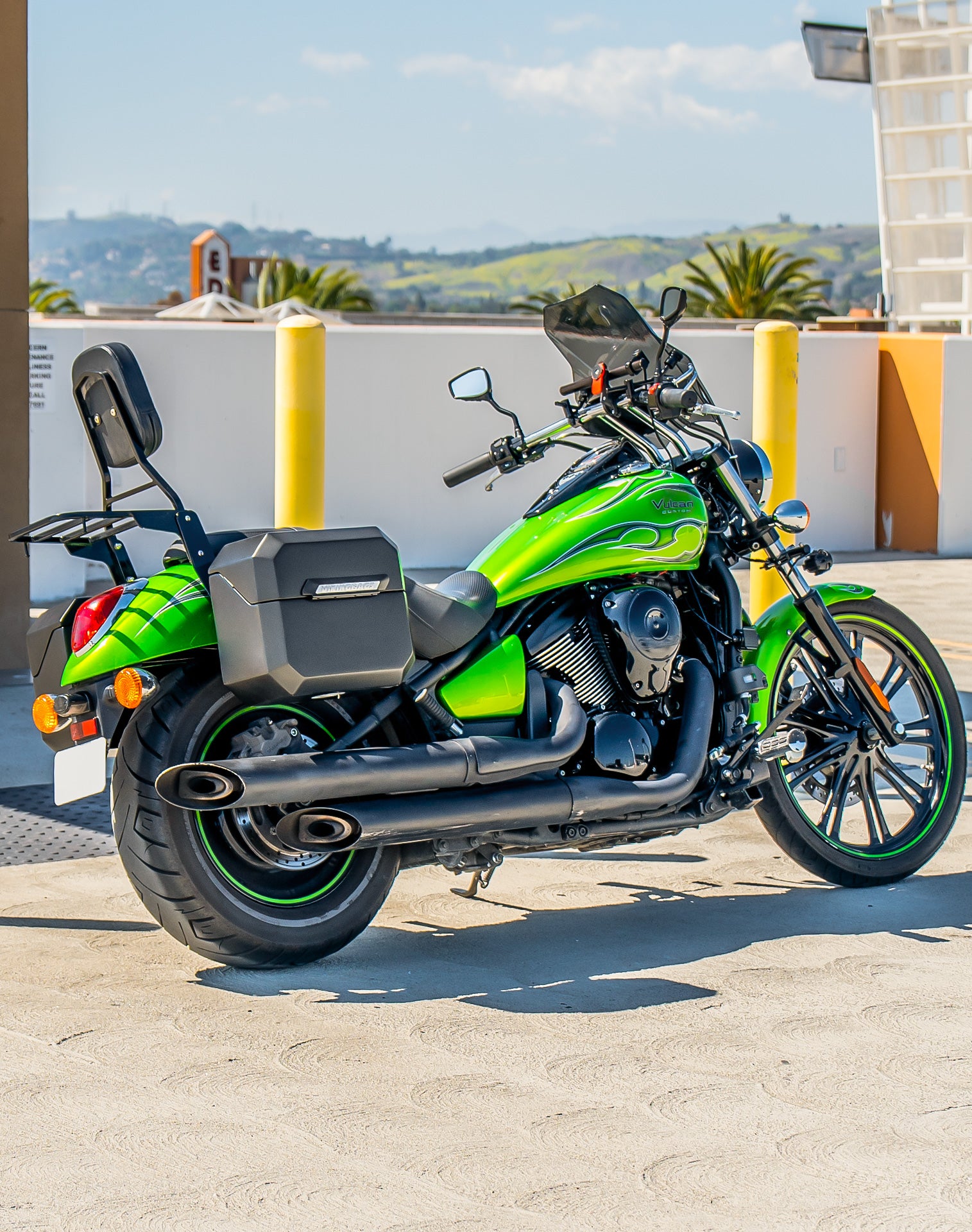 20L - Outlaw Quick-Mount Small Kawasaki Vulcan 900 Custom Matte Hard Saddlebags Life style 1