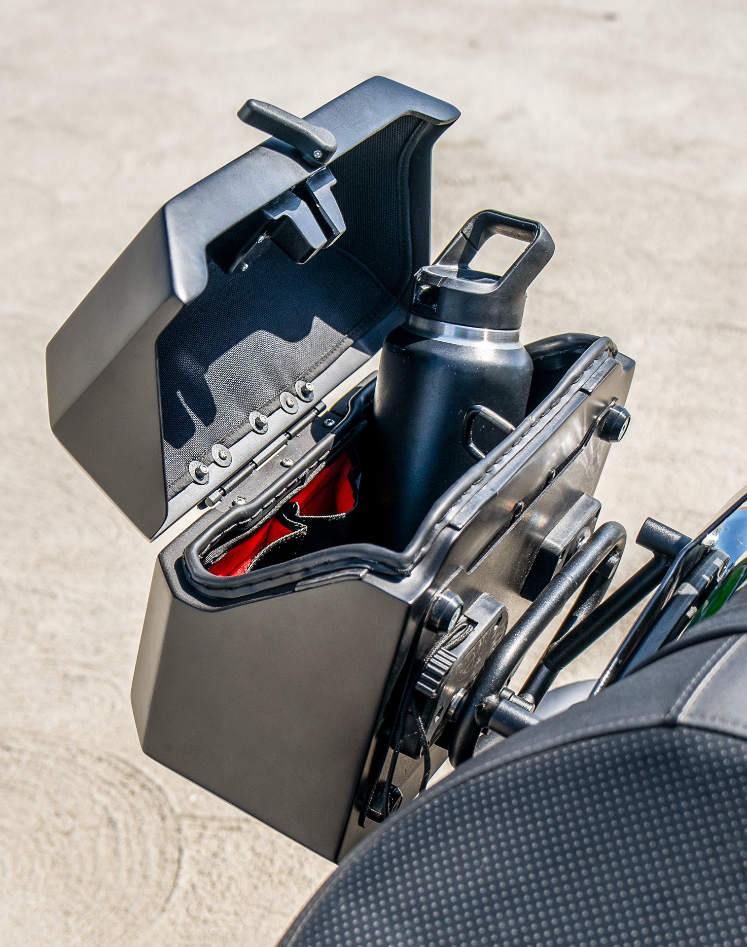 20L - Outlaw Quick-Mount Small Kawasaki Vulcan 900 Custom Matte Hard Saddlebags Life style 4