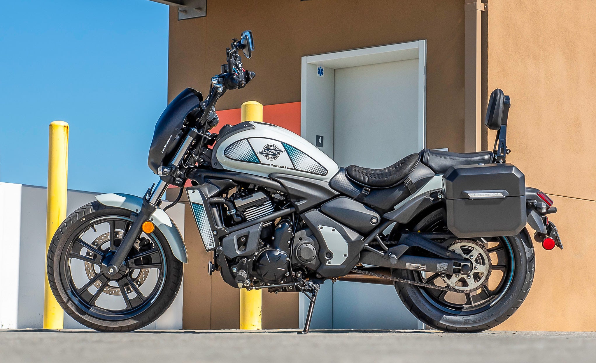 20L - Outlaw Quick-Mount Small Kawasaki Vulcan S Matte Hard Saddlebags Life Style Photo @expand