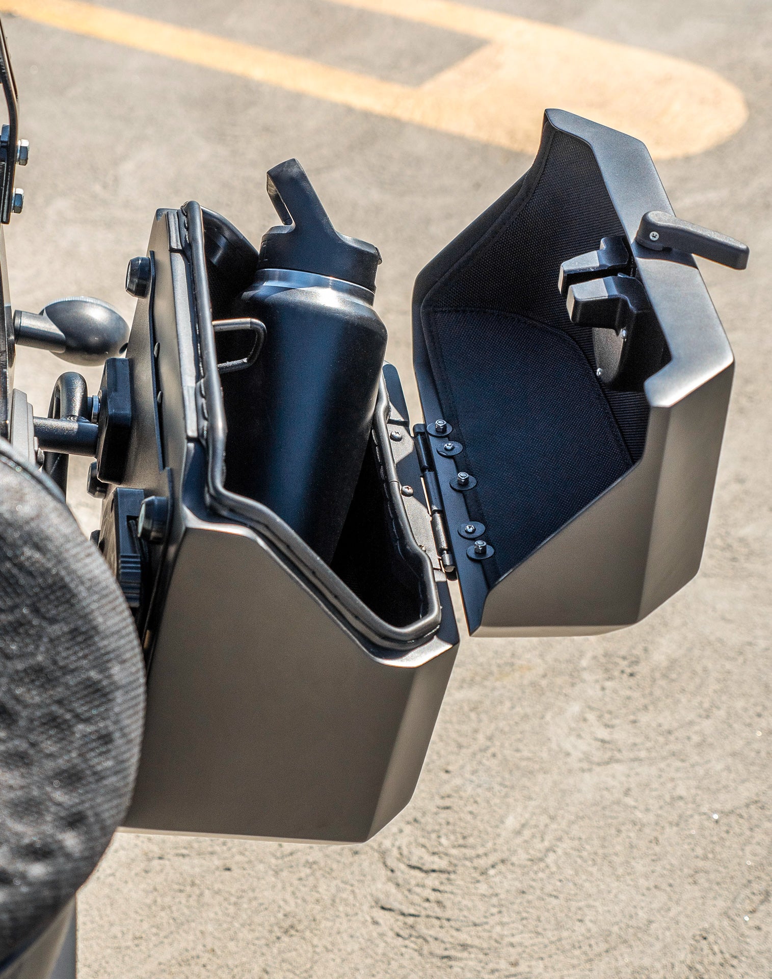 20L - Outlaw Quick-Mount Small Kawasaki Vulcan S Matte Hard Saddlebags Life style 3