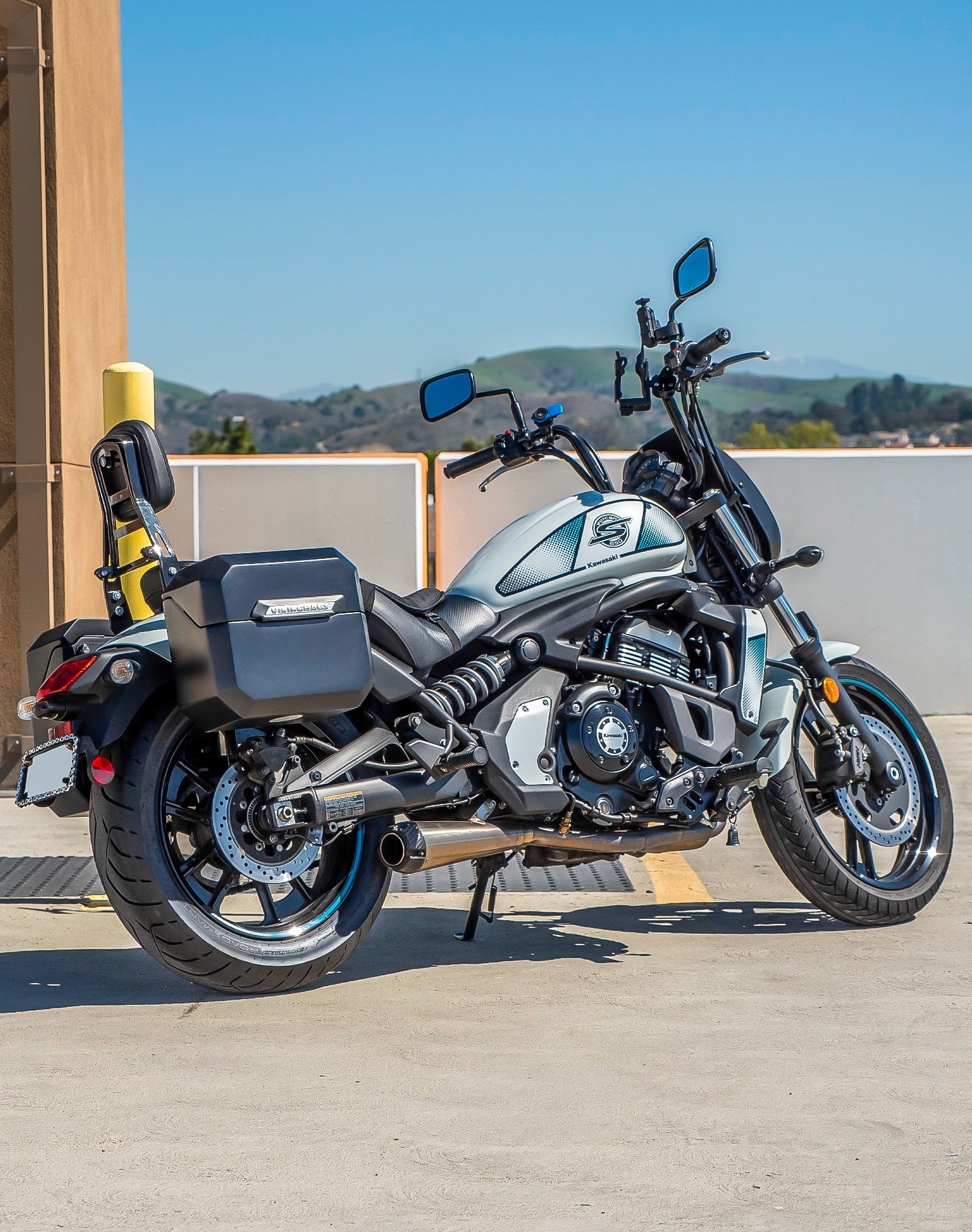 20L - Outlaw Quick-Mount Small Kawasaki Vulcan S Matte Hard Saddlebags Life style 1