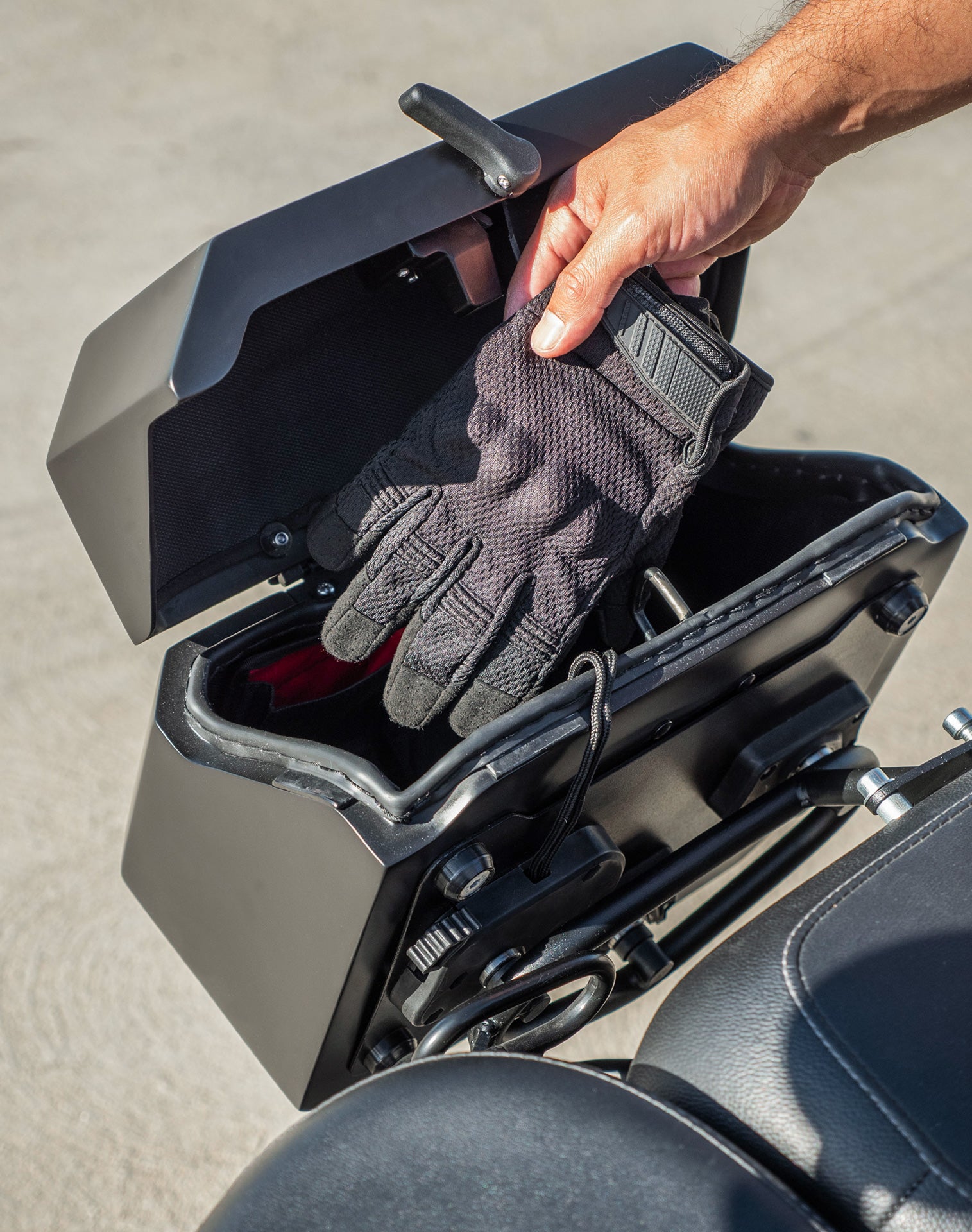 20L - Outlaw Quick-Mount Small Royal Enfield Classic 350 Matte Hard Saddlebags Life style 4