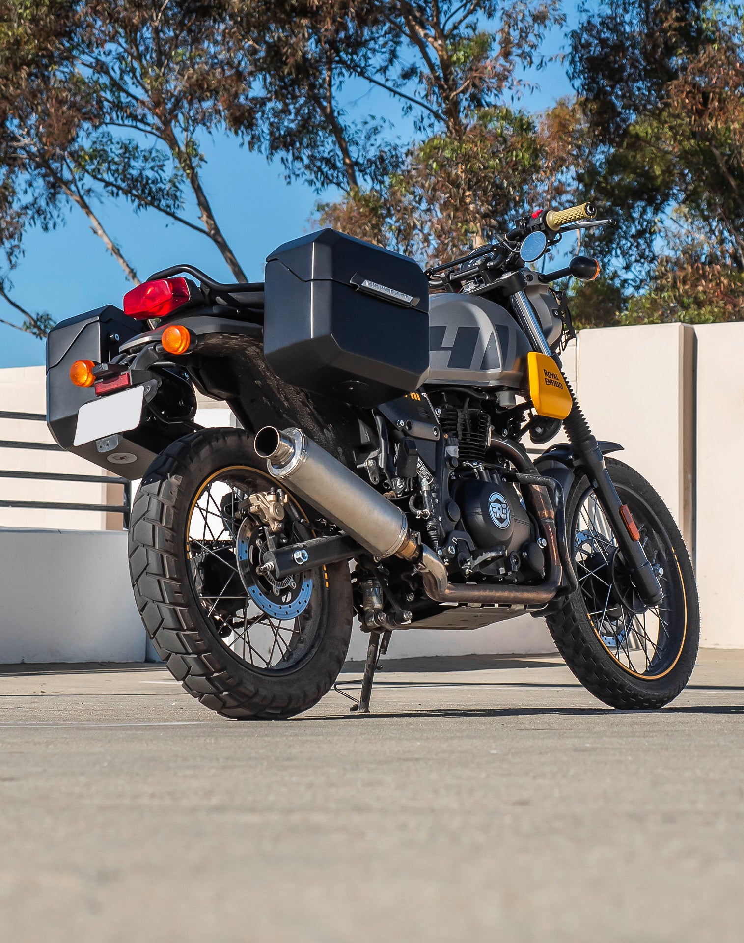 20L - Outlaw Quick-Mount Small Royal Enfield Scram 411 Matte Hard Saddlebags Life style 1