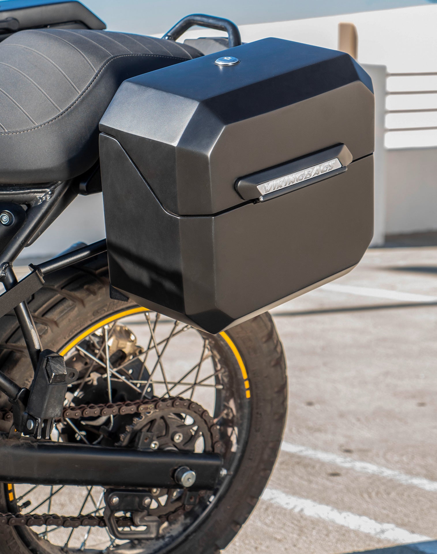 20L - Outlaw Quick-Mount Small Royal Enfield Scram 411 Matte Hard Saddlebags Life style 2