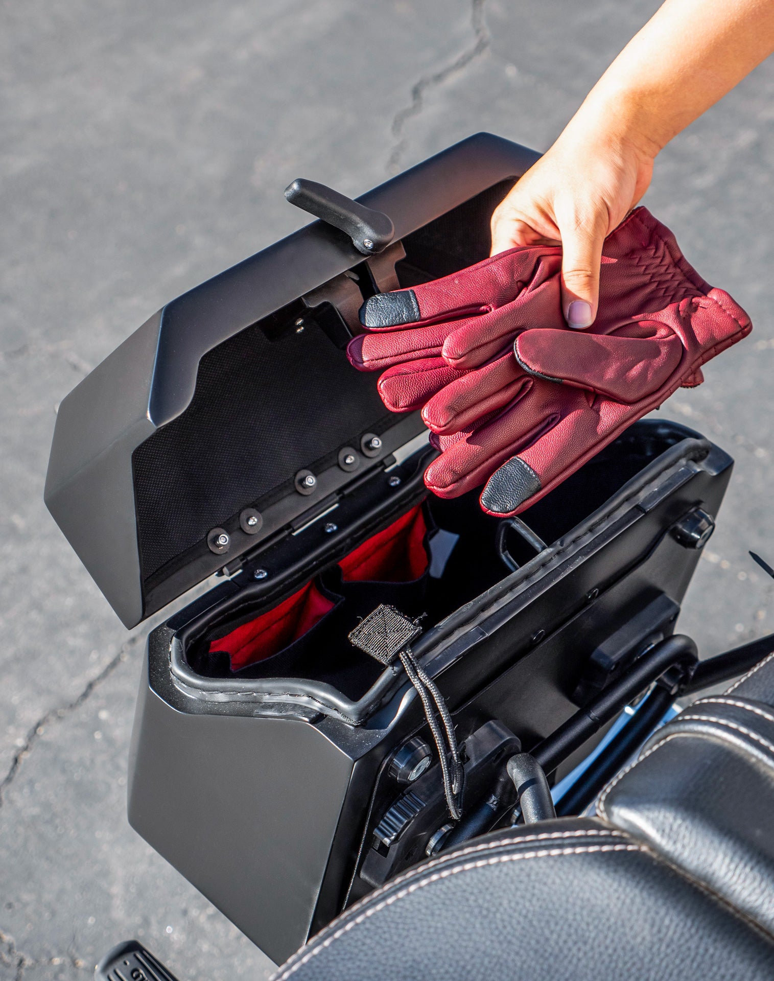 20L - Outlaw Quick-Mount Small Royal Enfield Super Meteor 650 Matte Hard Saddlebags Life style 4