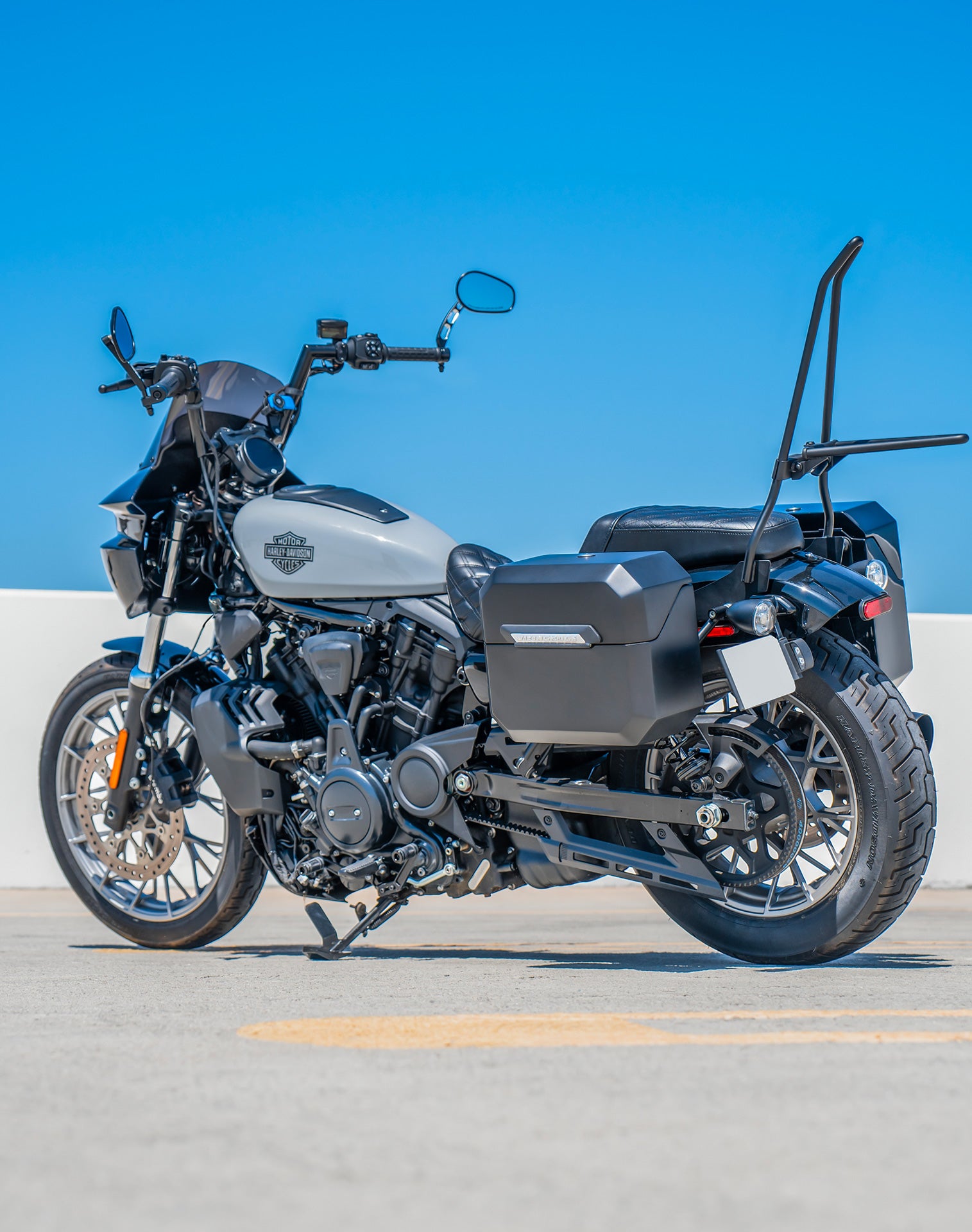 20L - Outlaw Quick-Mount Small Harley Nightster RH975/S Matte Saddlebags Lifestyle