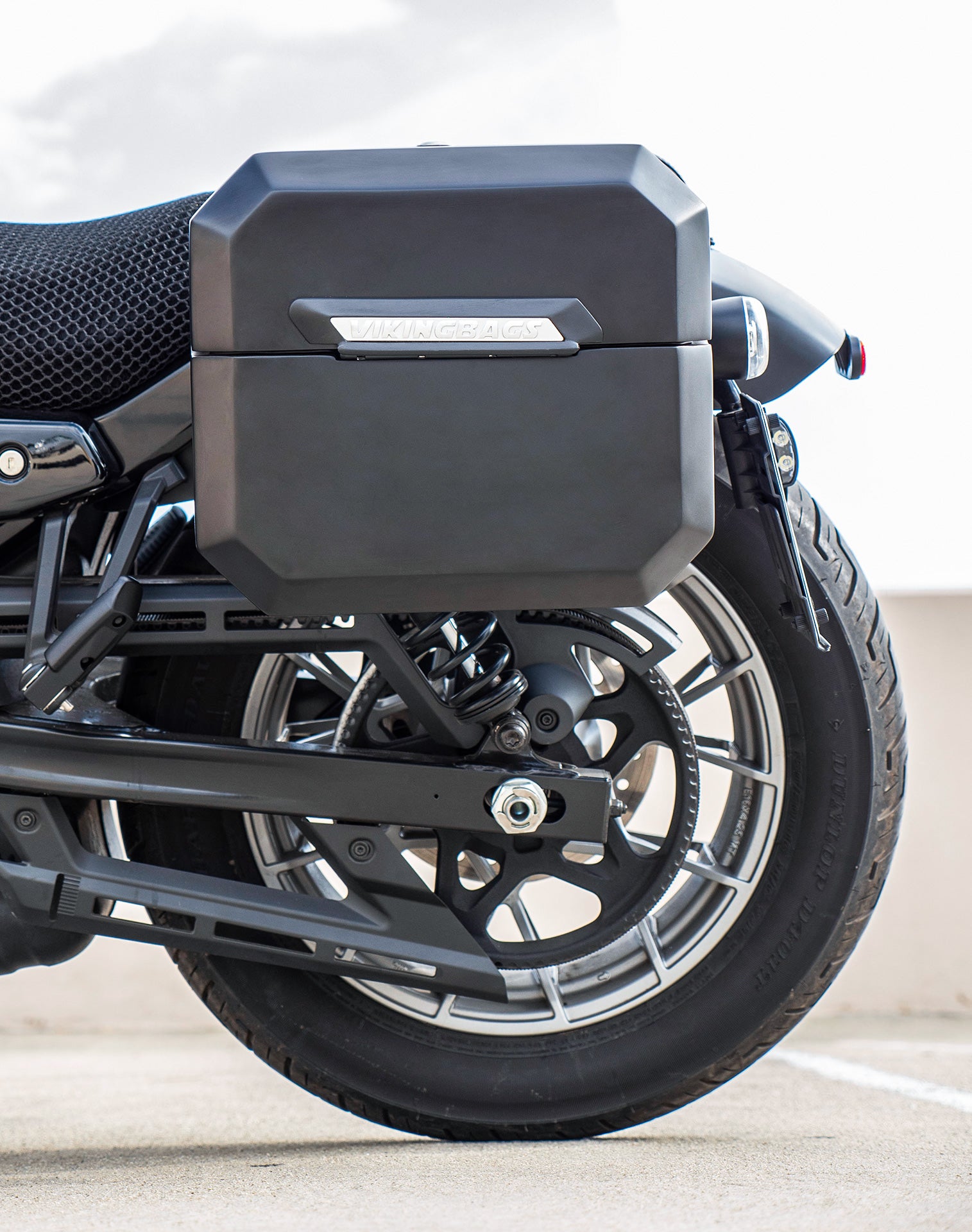 20L - Outlaw Quick-Mount Small Harley Sportster Nightster RH975/S Matte Saddlebags Life style 2