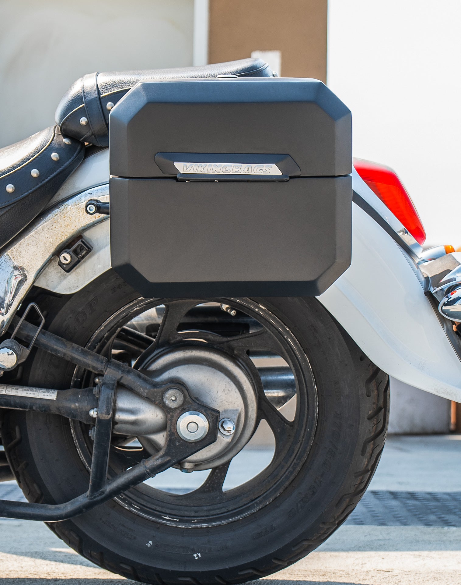 20L - Outlaw Quick-Mount Small Suzuki Boulevard C50 VL800 Matte Hard Saddlebags Life style 2