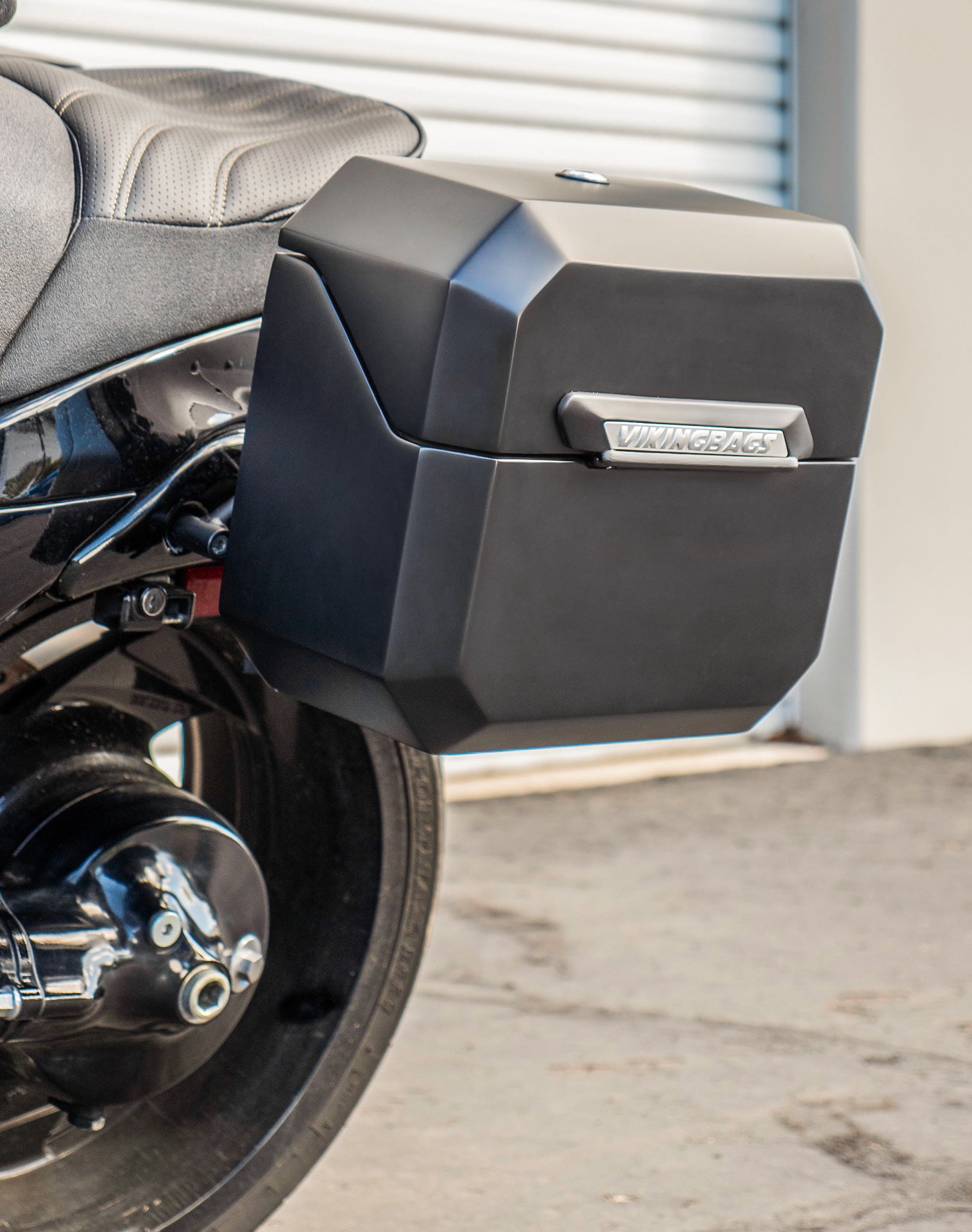 20L - Outlaw Quick-Mount Small Suzuki Boulevard M109 VZR1800 Matte Hard Saddlebags Life style 2