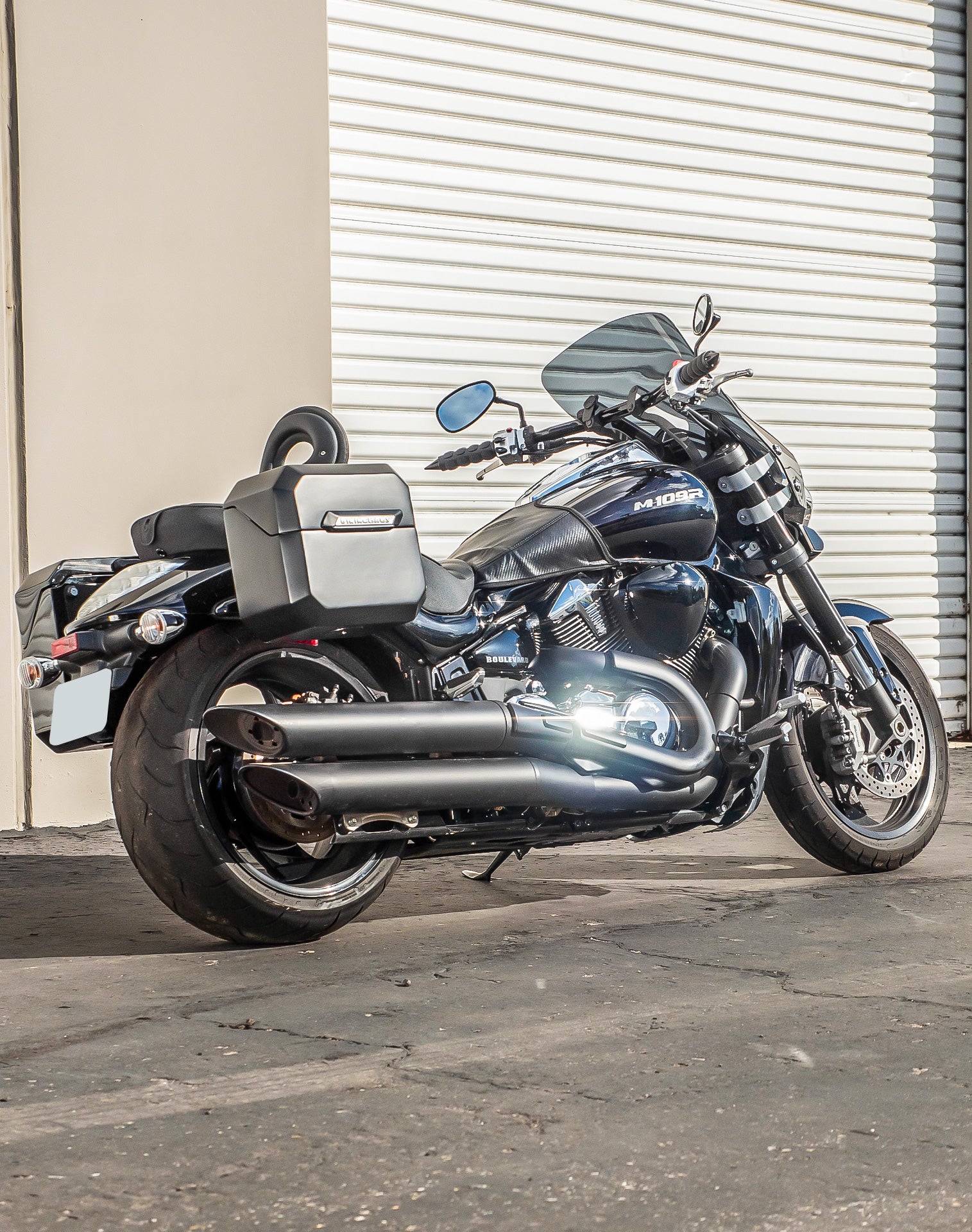 20L - Outlaw Quick-Mount Small Suzuki Boulevard M109 VZR1800 Matte Hard Saddlebags Life style 1