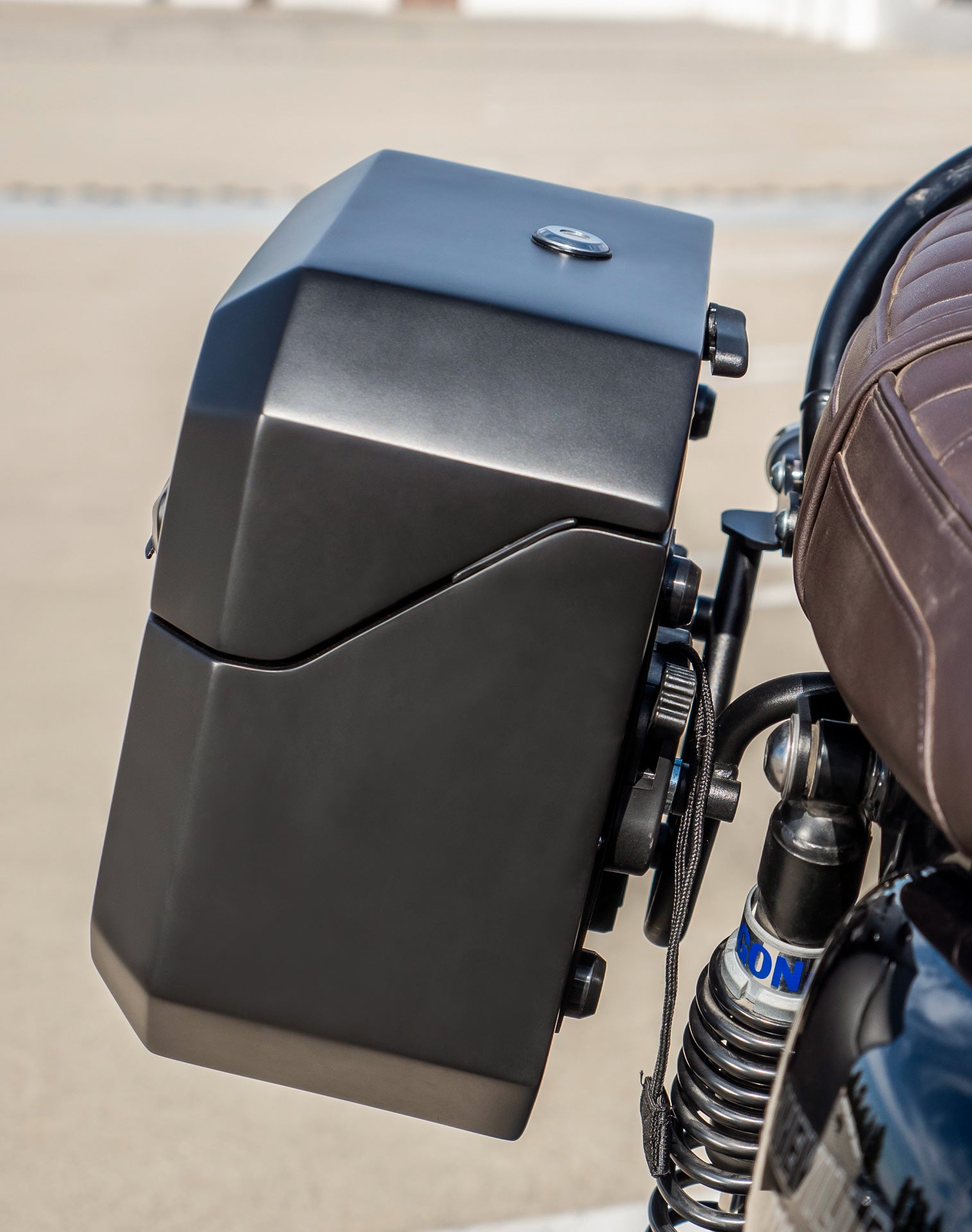 20L - Outlaw Quick-Mount Small Triumph Bonneville T100 Matte Hard Saddlebags Life style 3